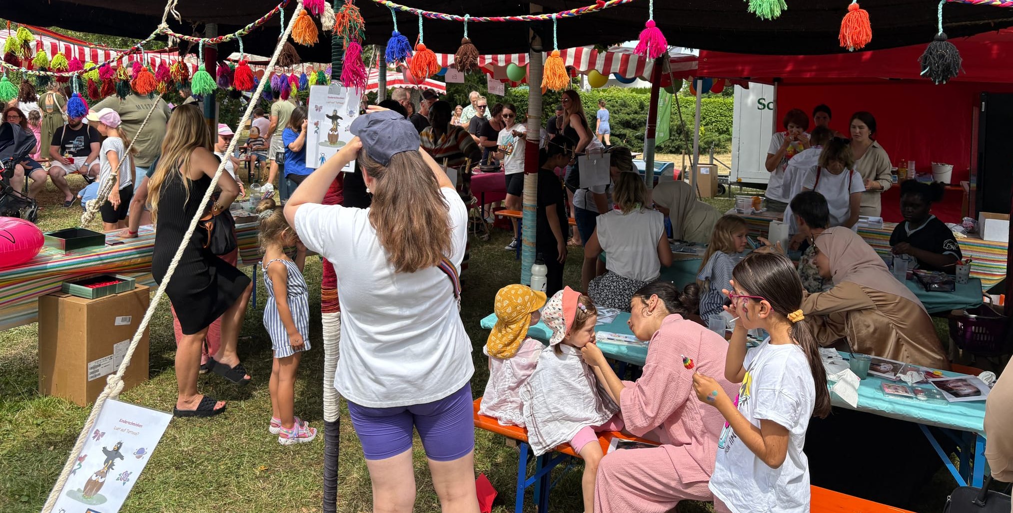 Beim Stadtfest bauten die Mitarbeiter des Integrationsmanagement und Geflüchtete ein arabisches Zelt im Stadtpark auf und bereicherten das Kinderprogramm mit Kinderschminken und Kindercocktails.