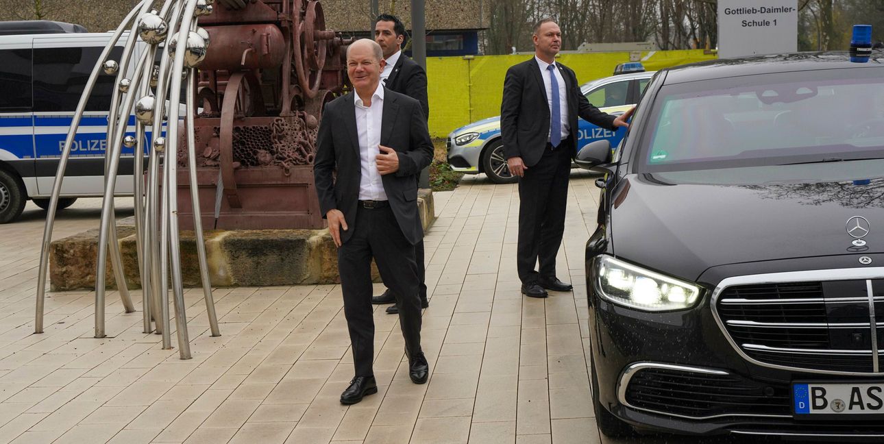 Olaf Scholz kommt bei der Gottlieb-Daimler-Schule an.