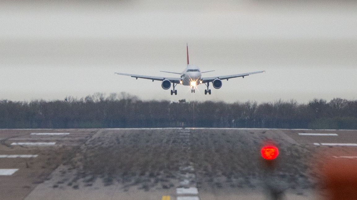 Ein Airbus 319 von Swiss landet am Flughafen Hannover-Langenhagen.