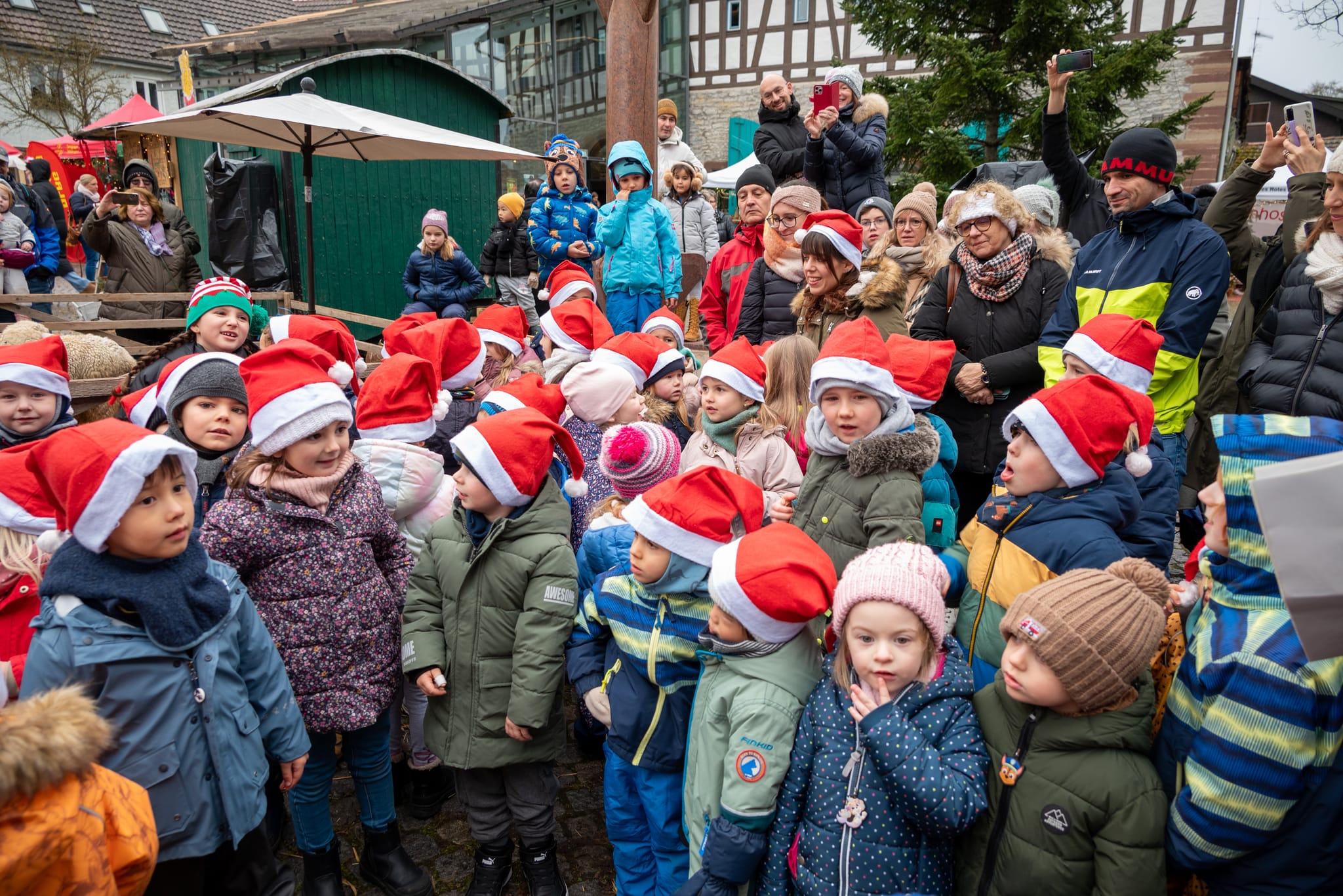 Junge Sänger aus der Kita Ostelsheimer Straße sorgen für Weihnachtsstimmung.