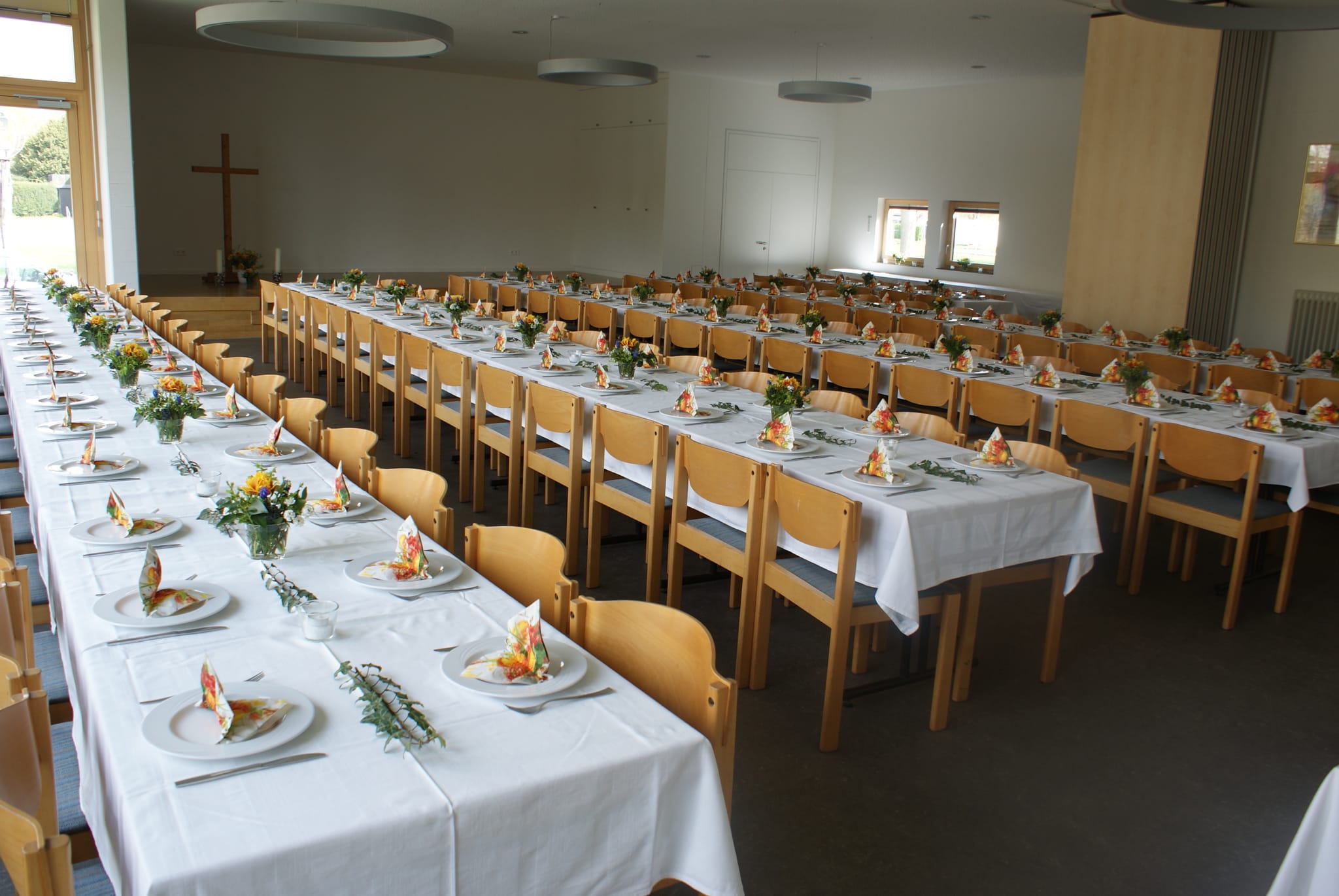 Gedeckte Tische sorgen für ein einladendes Ambiente bei Kuttelsuppe und Gulasch.