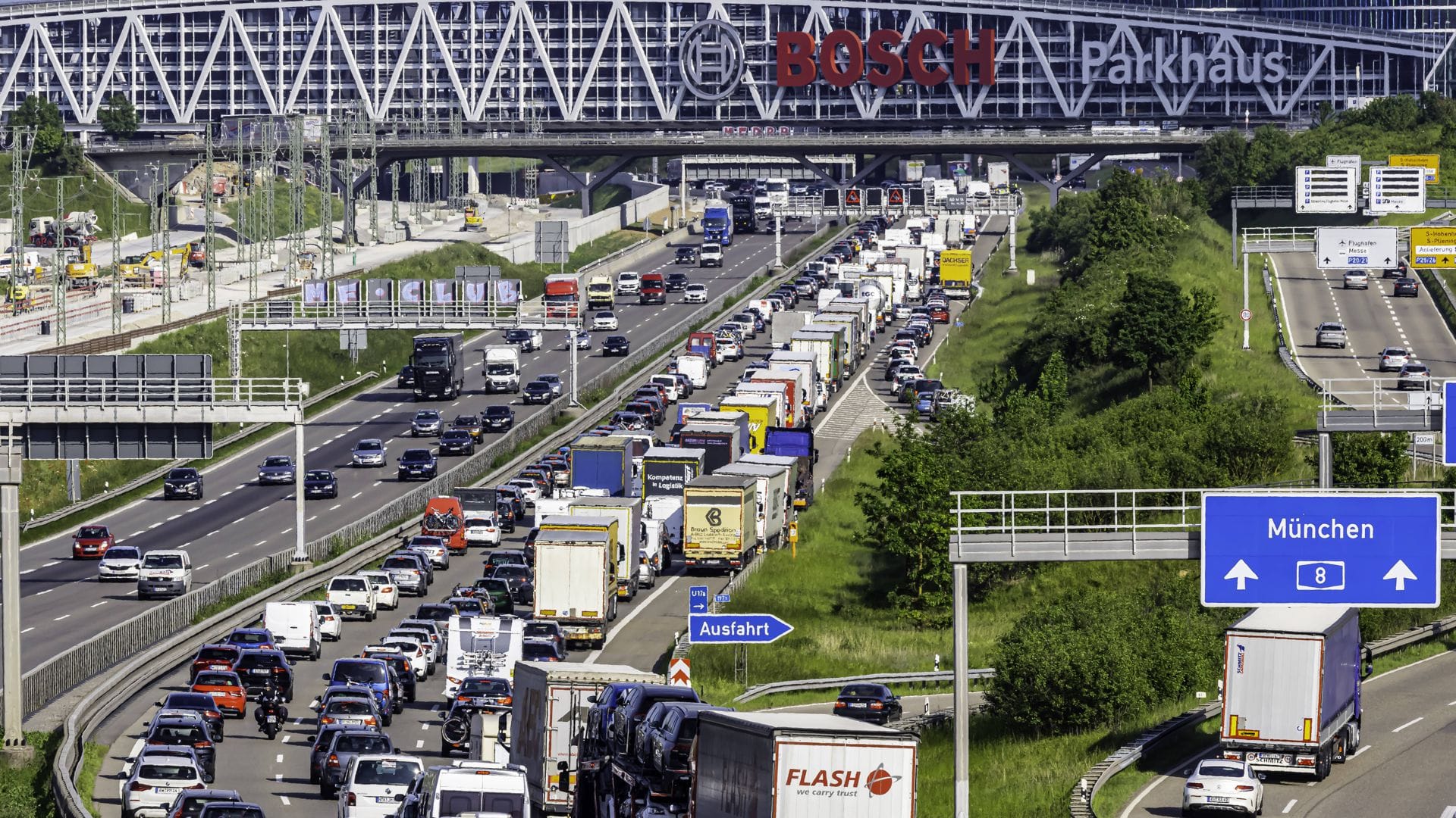Ein fast tägliches  Bild: Stau auf der A8 bei Stuttgart