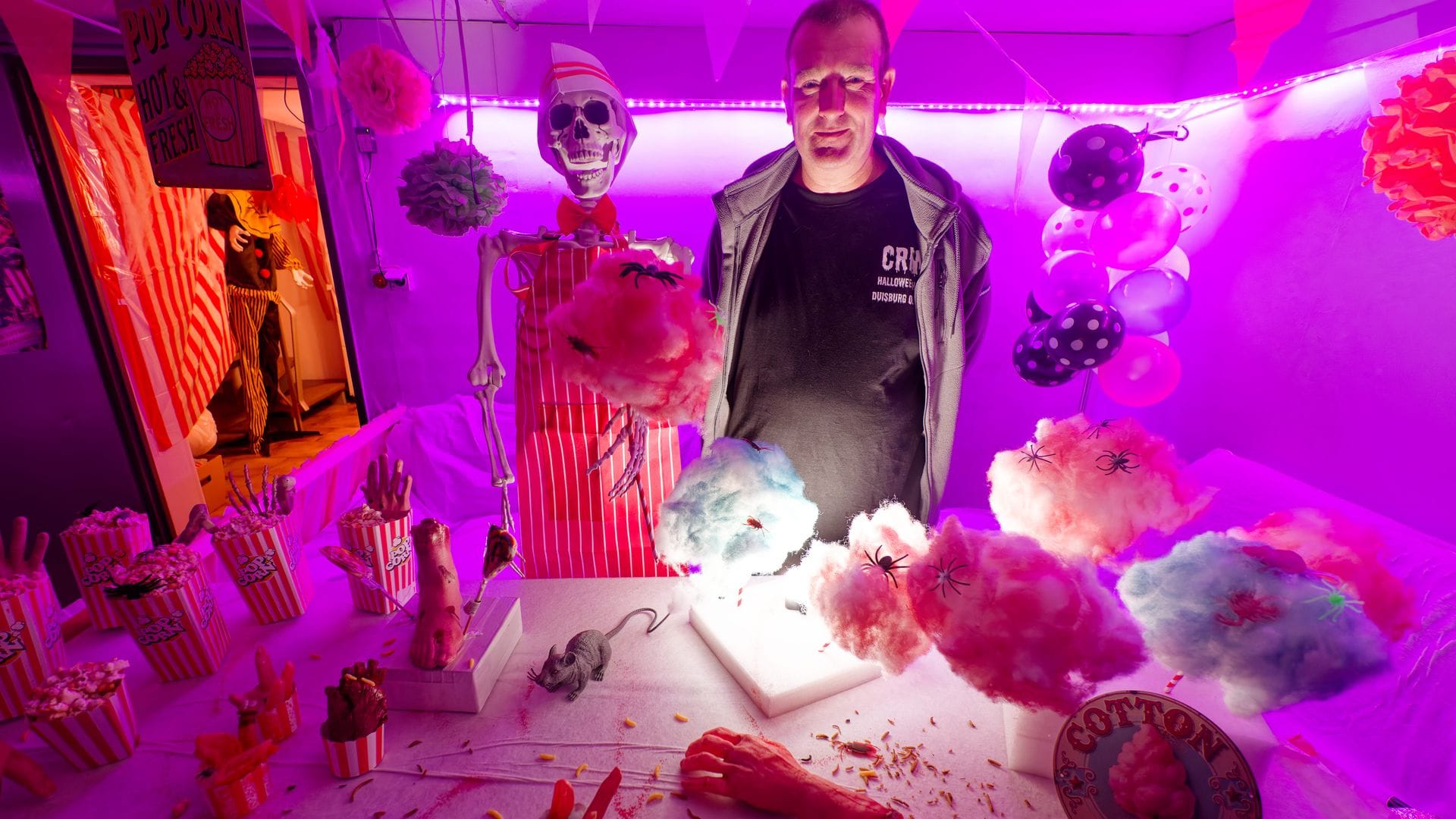 Bei Halloween-Fan Sven Wagner findet jeder das passende Leichenteil.
