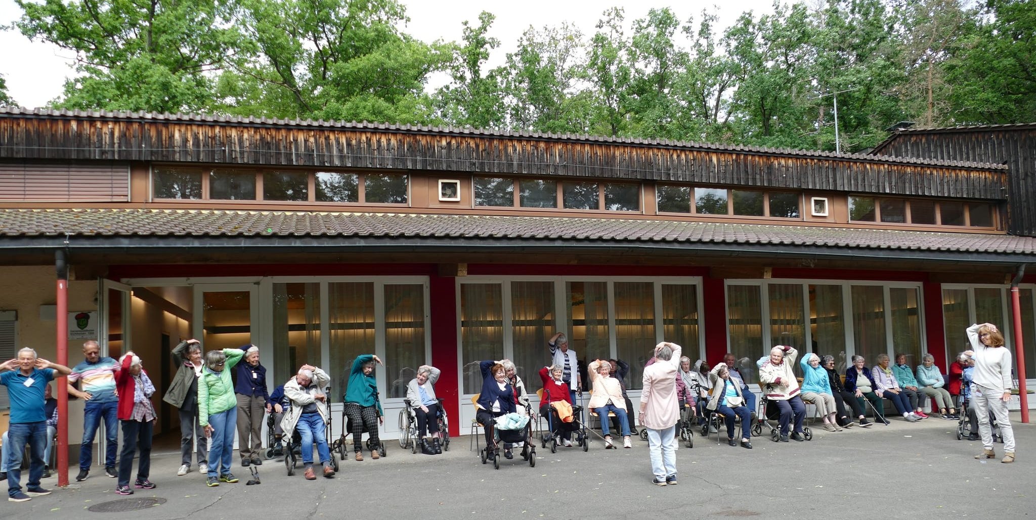 Elli Bringmann kommt zu Besuch und macht gleich wieder Gymnastik mit den Seniorinnen und Senioren.