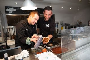 Kevin Kugel (links) und Salvatore Romeo bei der Herstellung ihrer neuen Currywurst.