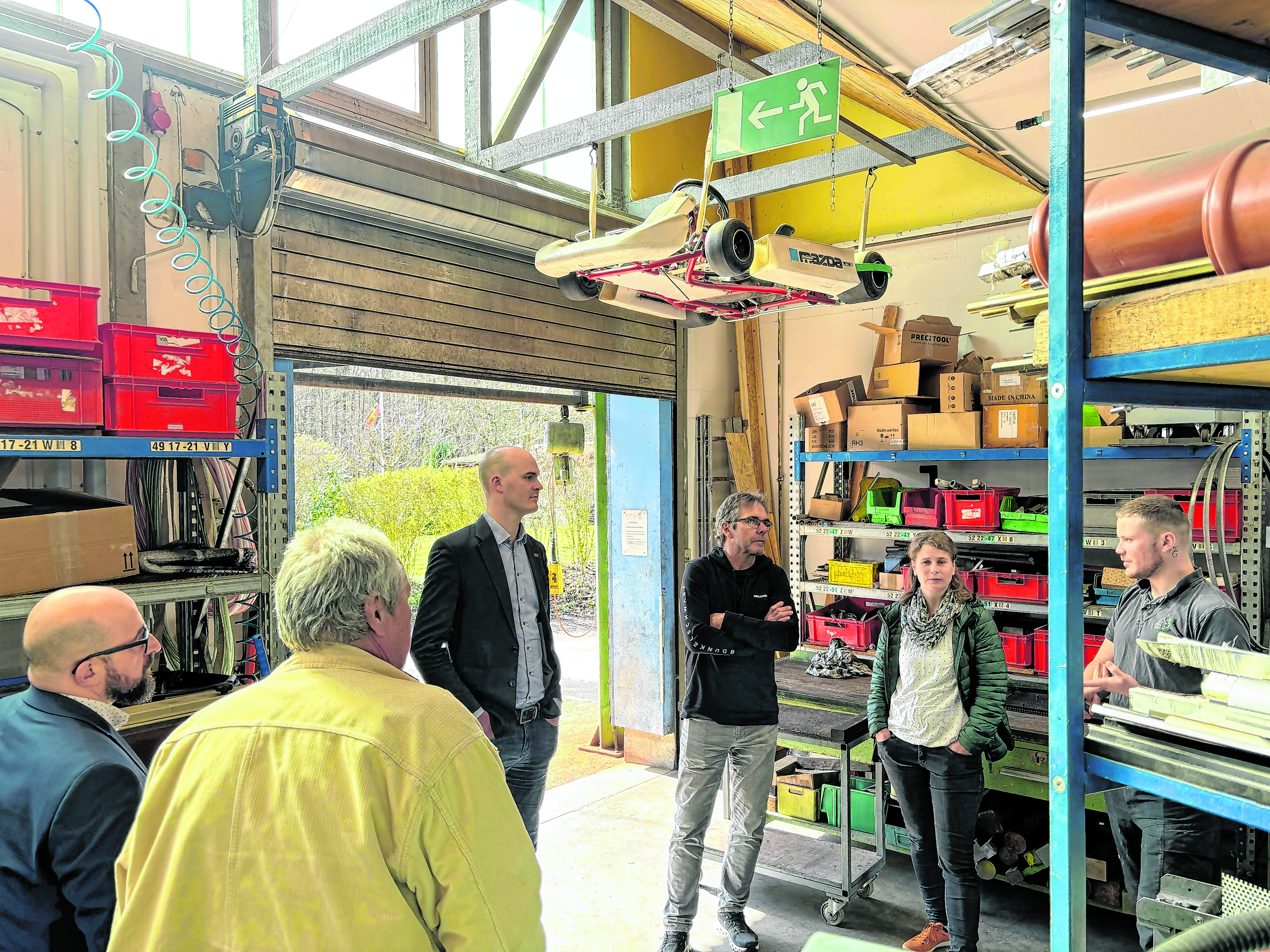 Der Grüne Landtagsabgeordnete Peter Seimer (Mitte) bekommt einen Einblick in die Waldhaus-Werkstatt auf dem Stammgelände in Hildrizhausen.
