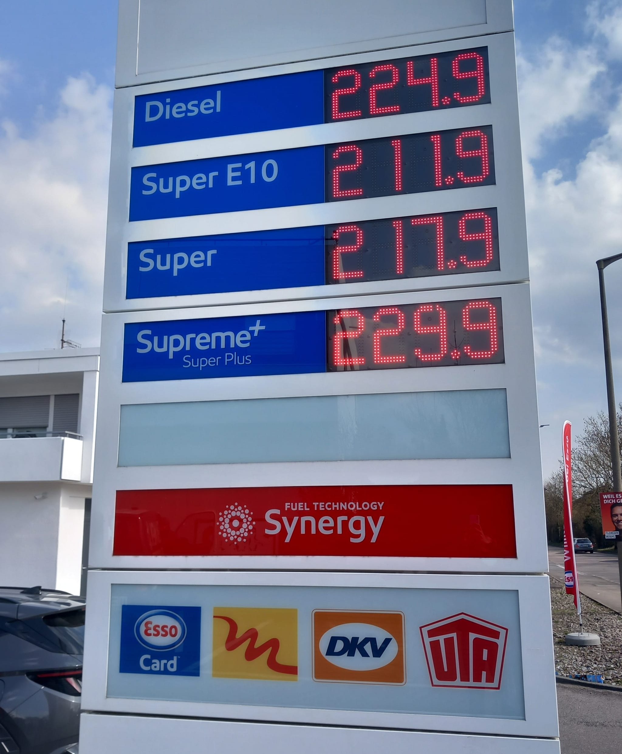 Spritpreis-Anzeige an einer Maichinger Tankstelle zur Mittagszeit.