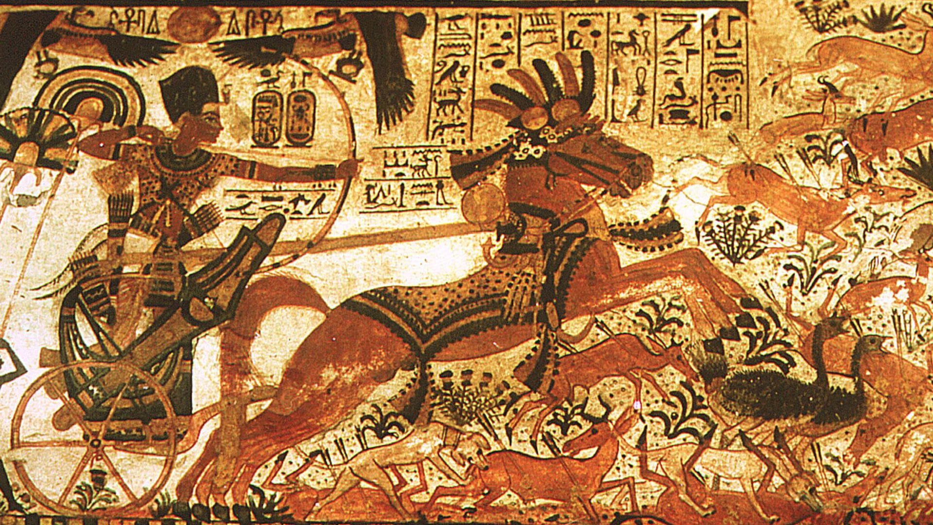 In Tutanchamuns Grab im Tal der Könige gibt es zahlreiche Darstellungen wie diese, die den Pharao  mit Bogen bewaffnet auf einem Streitwagen zeigen.