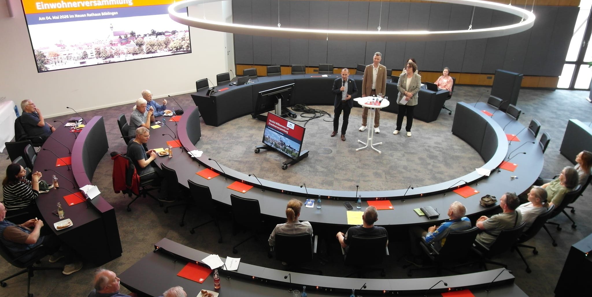 Bei der Böblinger Einwohnerversammlung haben sich Oberbürgermeister Dr. Stefan Belz, Erster Bürgermeister Tobias Heizmann und Baubürgermeisterin Christine Kraayvanger (von links) den Fragen von knapp 60 Bürgern gestellt.