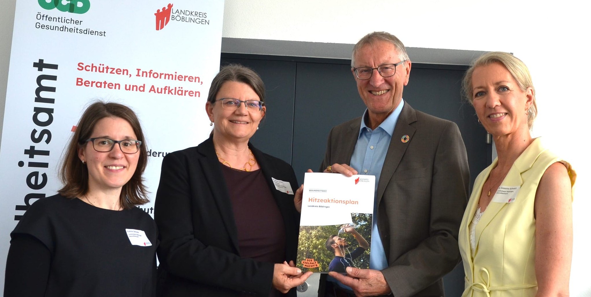 Gemeinsam mit den Mitarbeiterinnen des Gesundheitsamts Kathrin Schulze, der Amtsleiterin Dr. Anna Leher und Dr. Susanne Schwarz (von links) präsentiert Landrat Roland Bernhard den Hitzeaktionsplan des Landkreises Böblingen