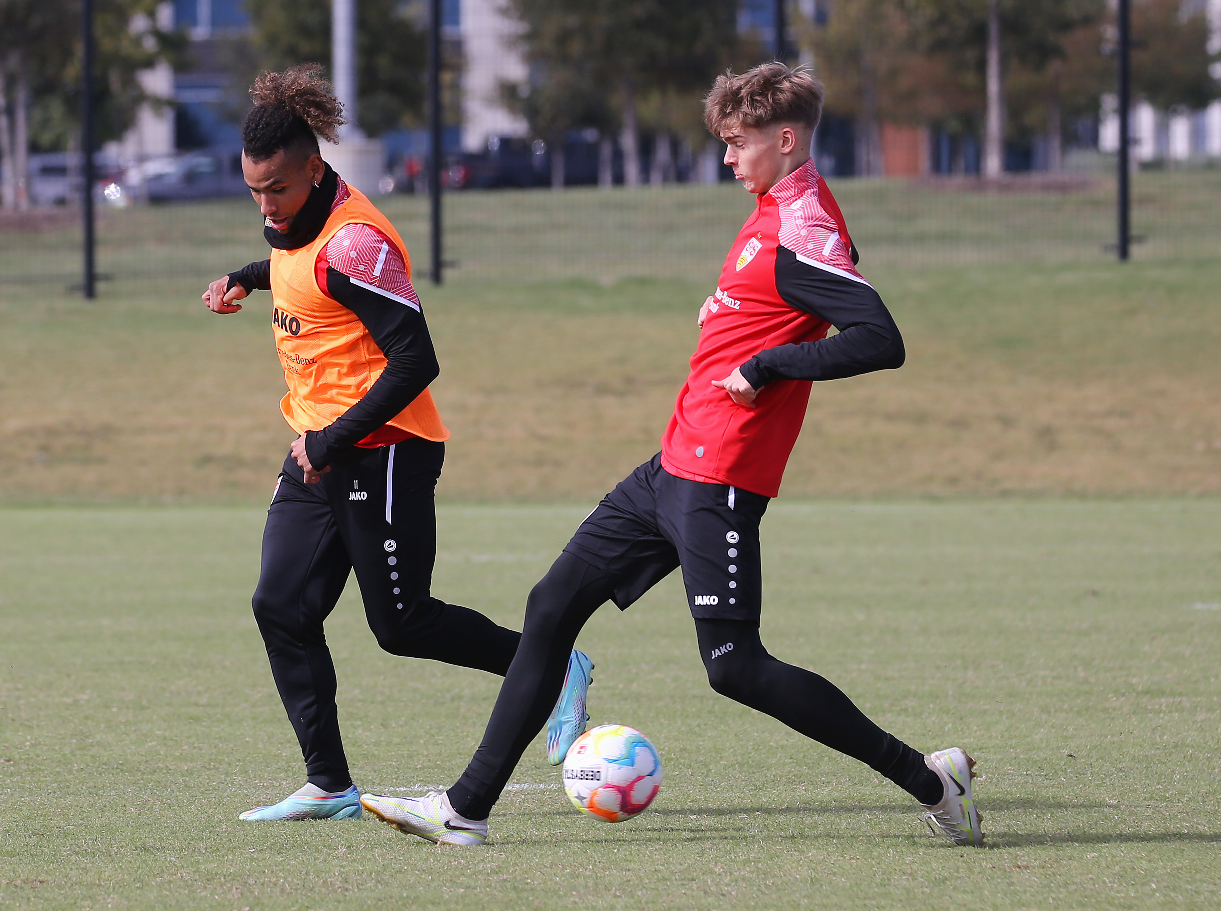 Leon Reichardt (rechts) beim Training in Austin/Texas mit VfB-Profi Juan Jose Perea. Bild: Baumann