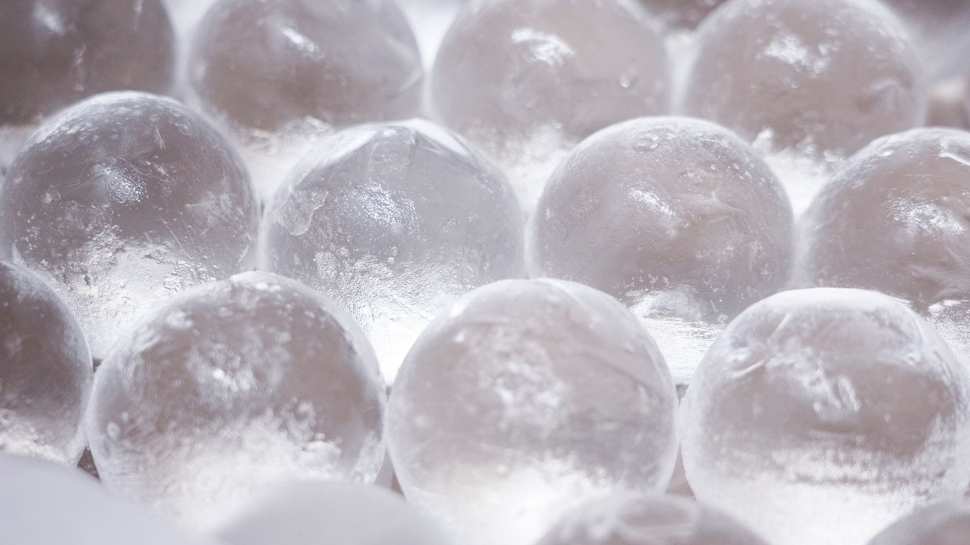 Eiswürfel gibt es auch als Eiskugeln.