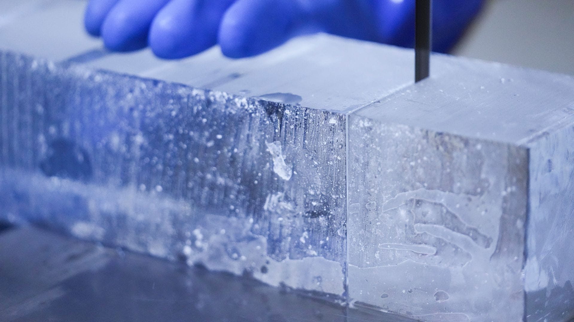 Viele Eiswürfel werden bei "Iceman" noch mit der Hand geschnitten.
