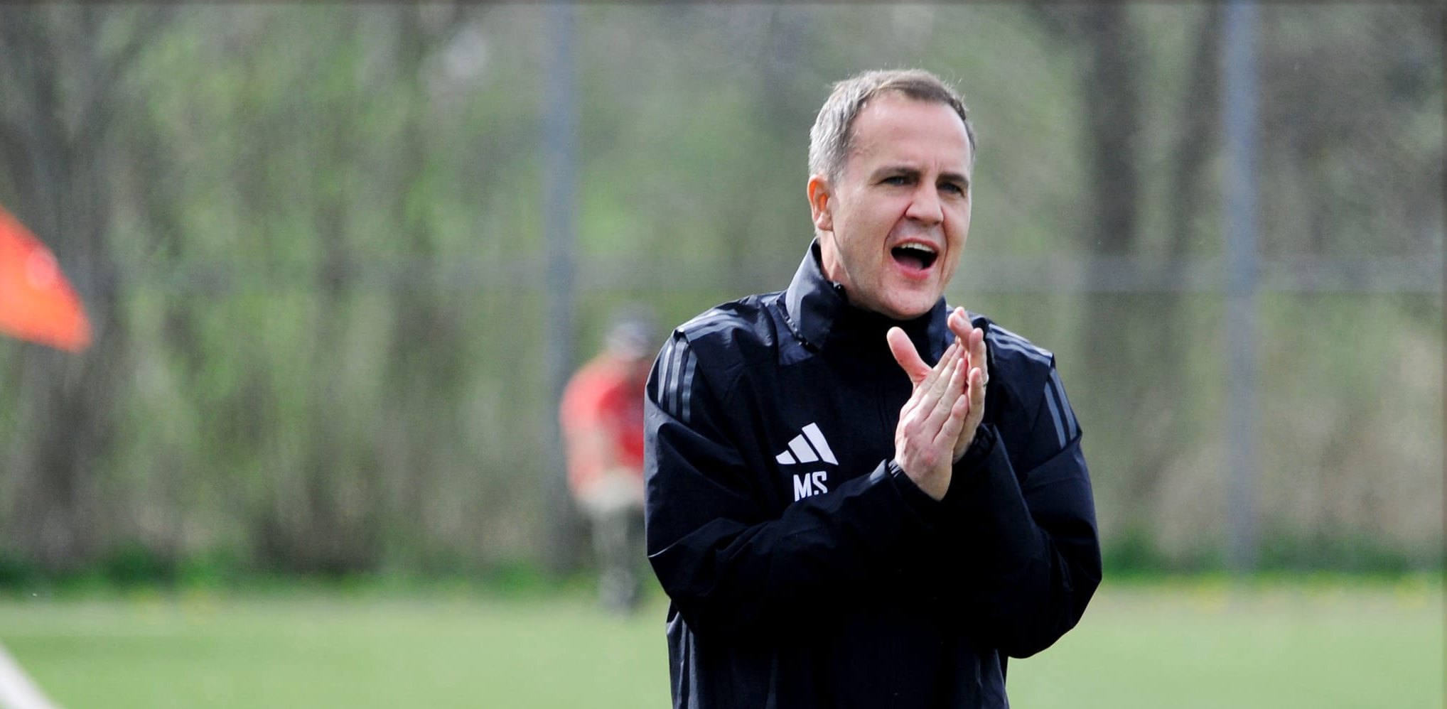 Sindelfingens Trainer Maik Schütt engagiert an der Seitenlinie. Bilder: photostampe