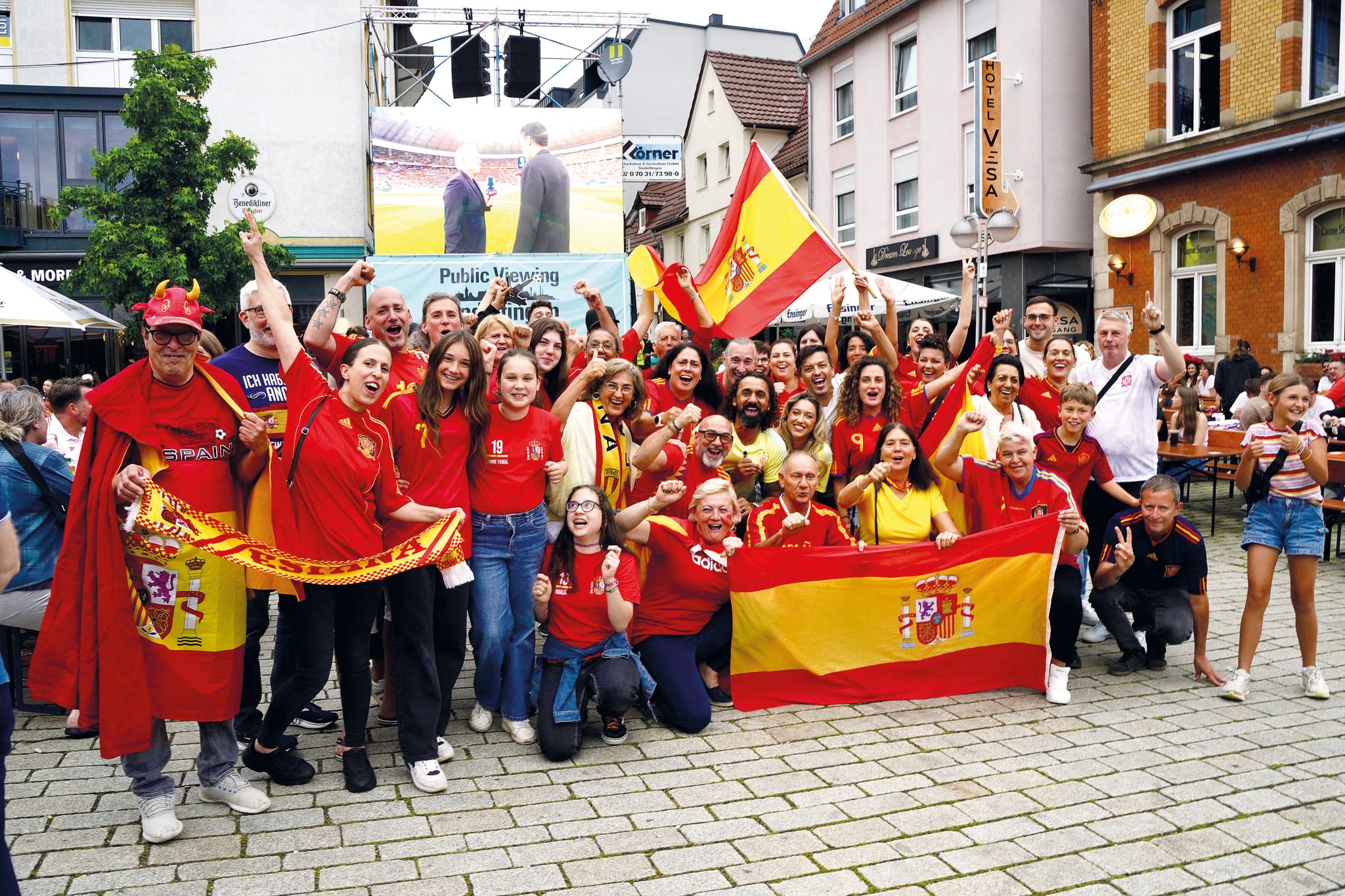 Die spanischen Fans waren schon vor dem Anpfiff in Party-Stimmung. Für sie war klar, wer Fußball-Europameister wird.