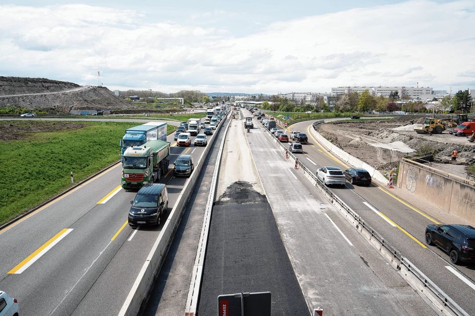 Im Bereich des Mittelstreifens an der Anschlussstelle Böblingen-Sindelfingen hat der Kampfmittelbeseitigungsdienst Anomalien festgestellt, die er nun untersucht.