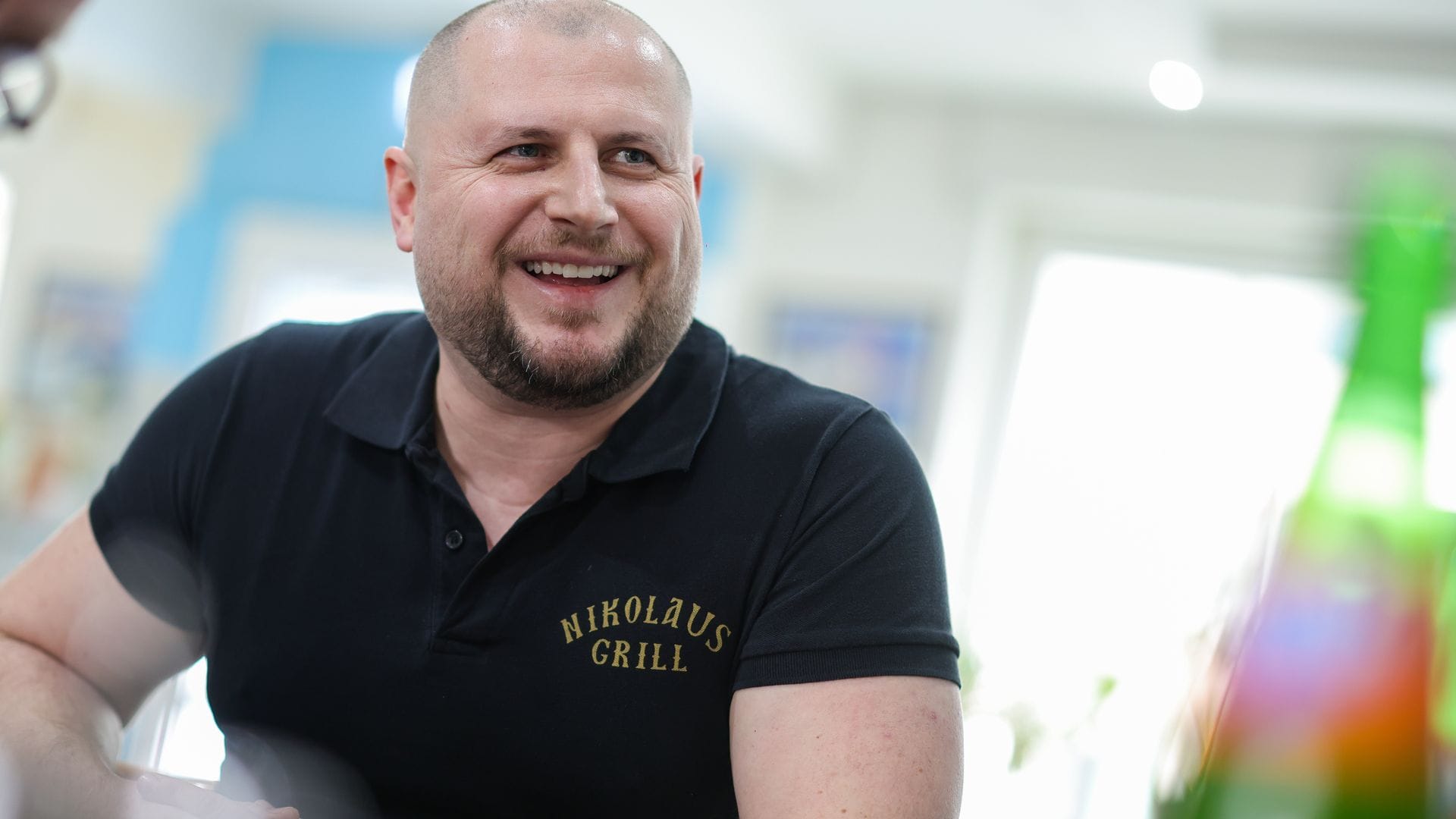 Imbissbetreiber Stergios Angelou bietet den "Taxi-Teller" schon länger an, hat aber in jüngster Zeit deutlich mehr Bestellungen.