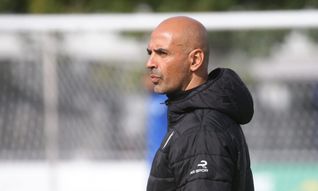 Mario Estasi ist bei allen Spielen der Freiberger mit dabei. Er sitzt mit Trainer Roland Seitz auf der Bank. Bild:  Baumann