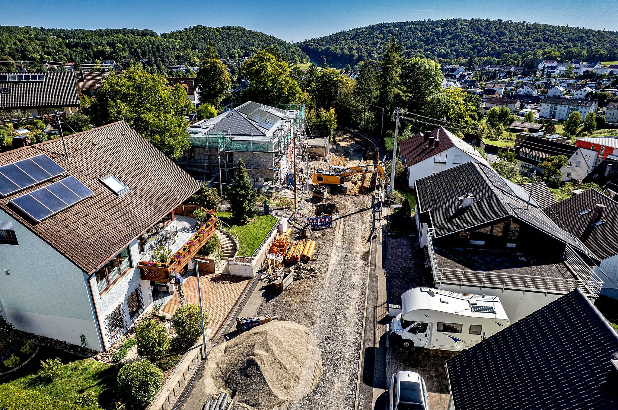 Bei der Sonnenbergstraße 63 ist gegenwärtig kein Weiterkommen mehr. Noch bis Sommer 2027 wird die längste Straße Aidlingens saniert.