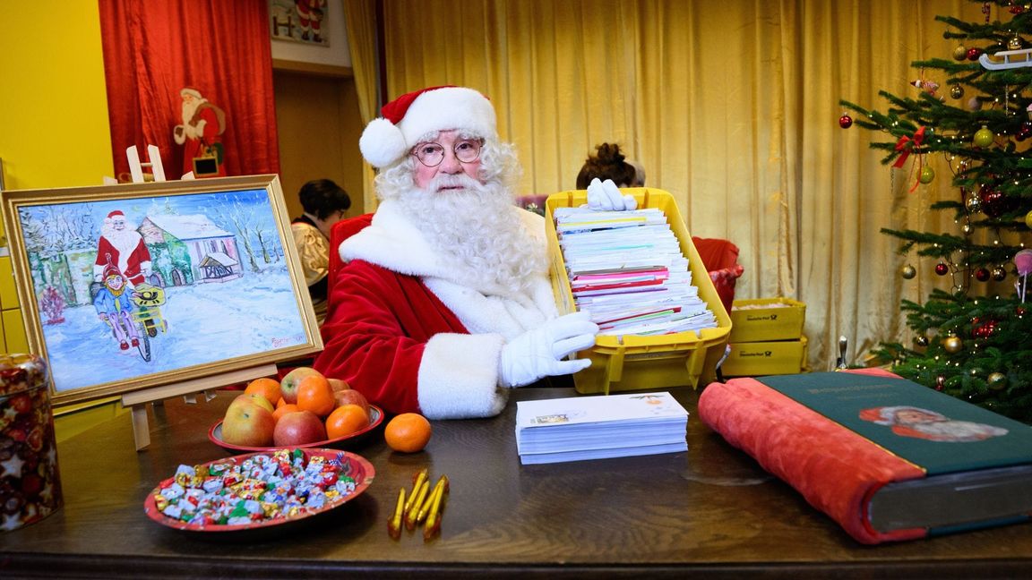 Der Weihnachtsmann bei seinem Dienst in der Weihnachtspostfiliale in Himmelpfort.