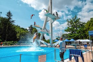 Am Samstag und Sonntag springen sie wieder akrobatisch vom Springturm im Sindelfinger Freibad. Bild: Nüßle