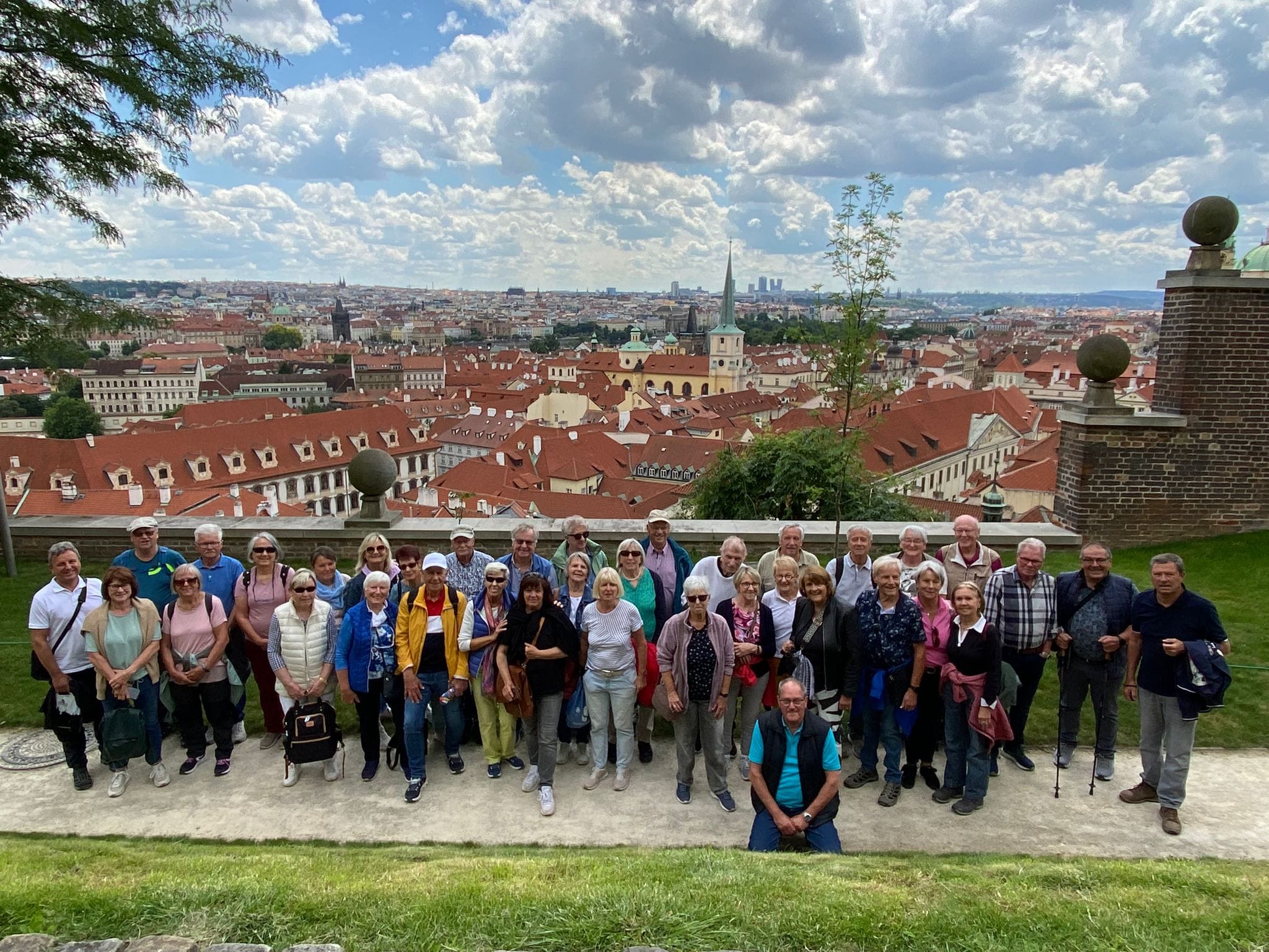 Die Sportkreisgruppe auf der Burg oberhalb der Prager Altstadt. Bild: z