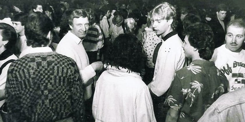 Ein Bild aus den 80er Jahren: Hans-Adolf Bode mitten unter den Gästen bei einer der legendären Bode-Partys.