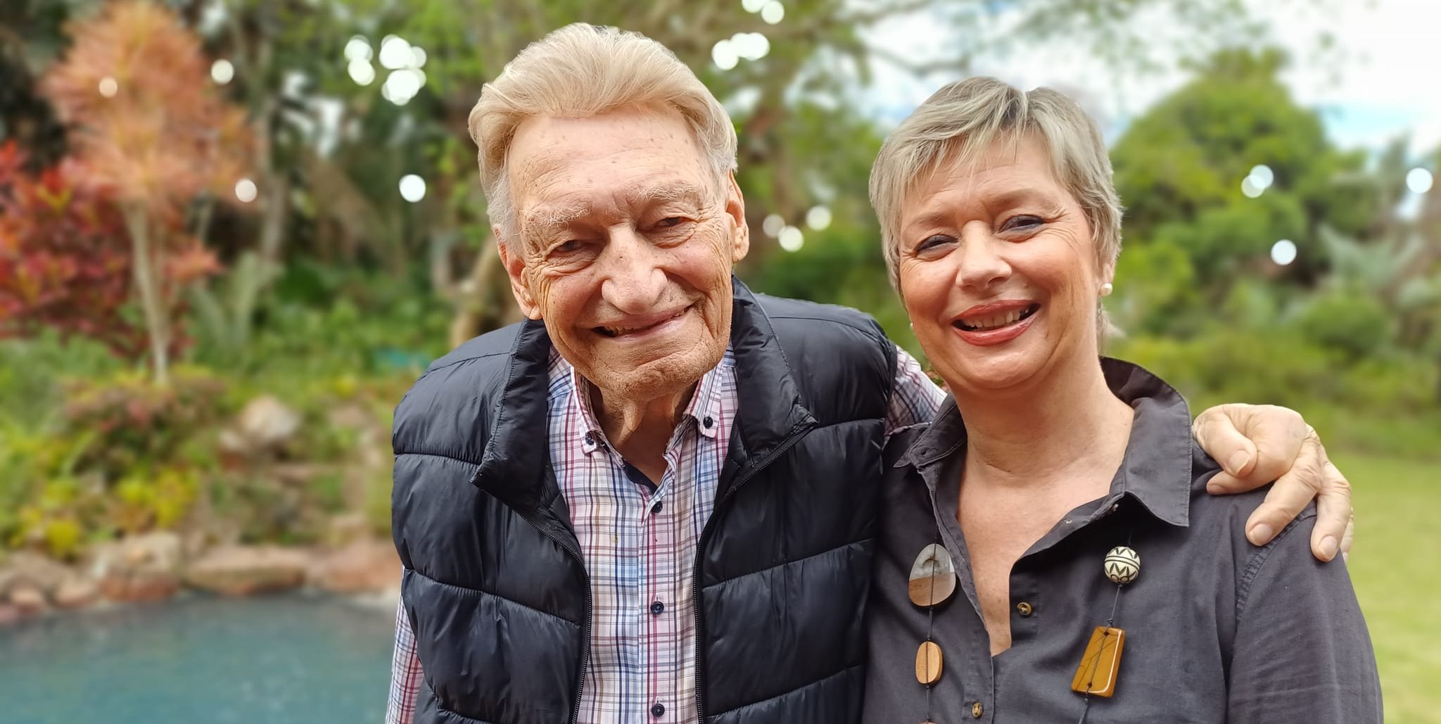 Sabine und Hans-Adolf Bode im Garten ihre Hauses im südafrikanischen Kloof.