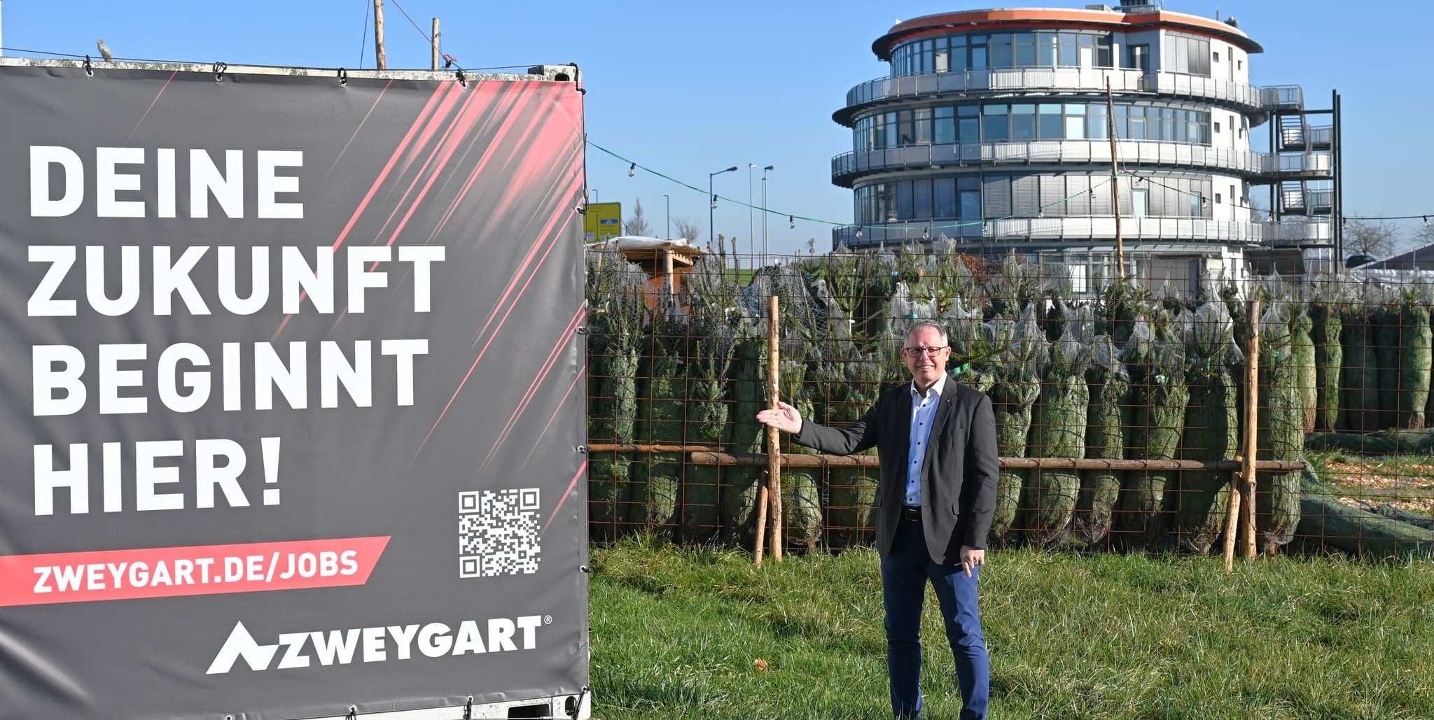 Erich Steiner sucht Personal. Im Hintergrund der Unternehmenssitz der Zweygart-Fachhandelsgruppe in Gärtringen.