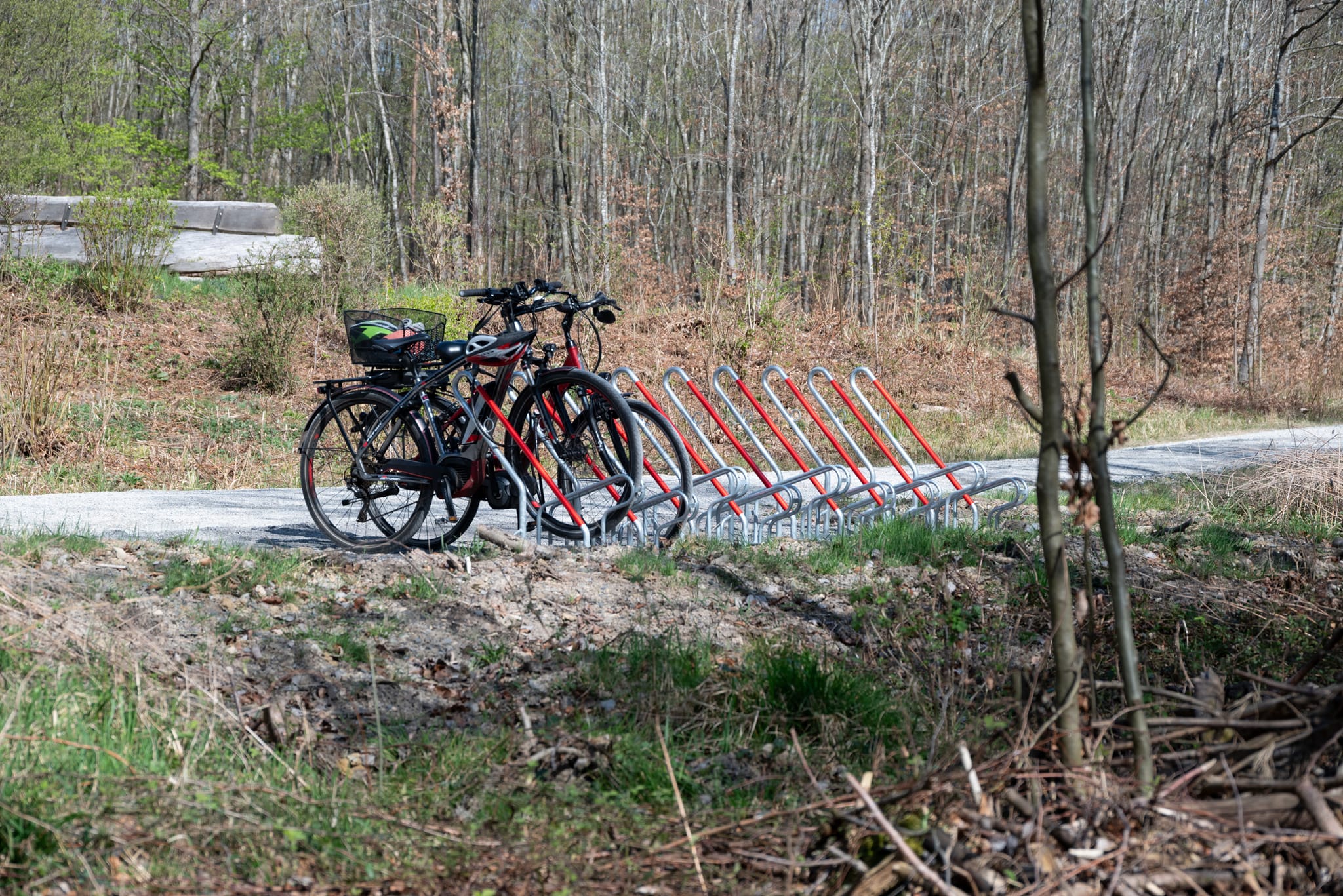 Für Fahrradfahrer ist kurz vor dem Deponiegelände ein Radständer.