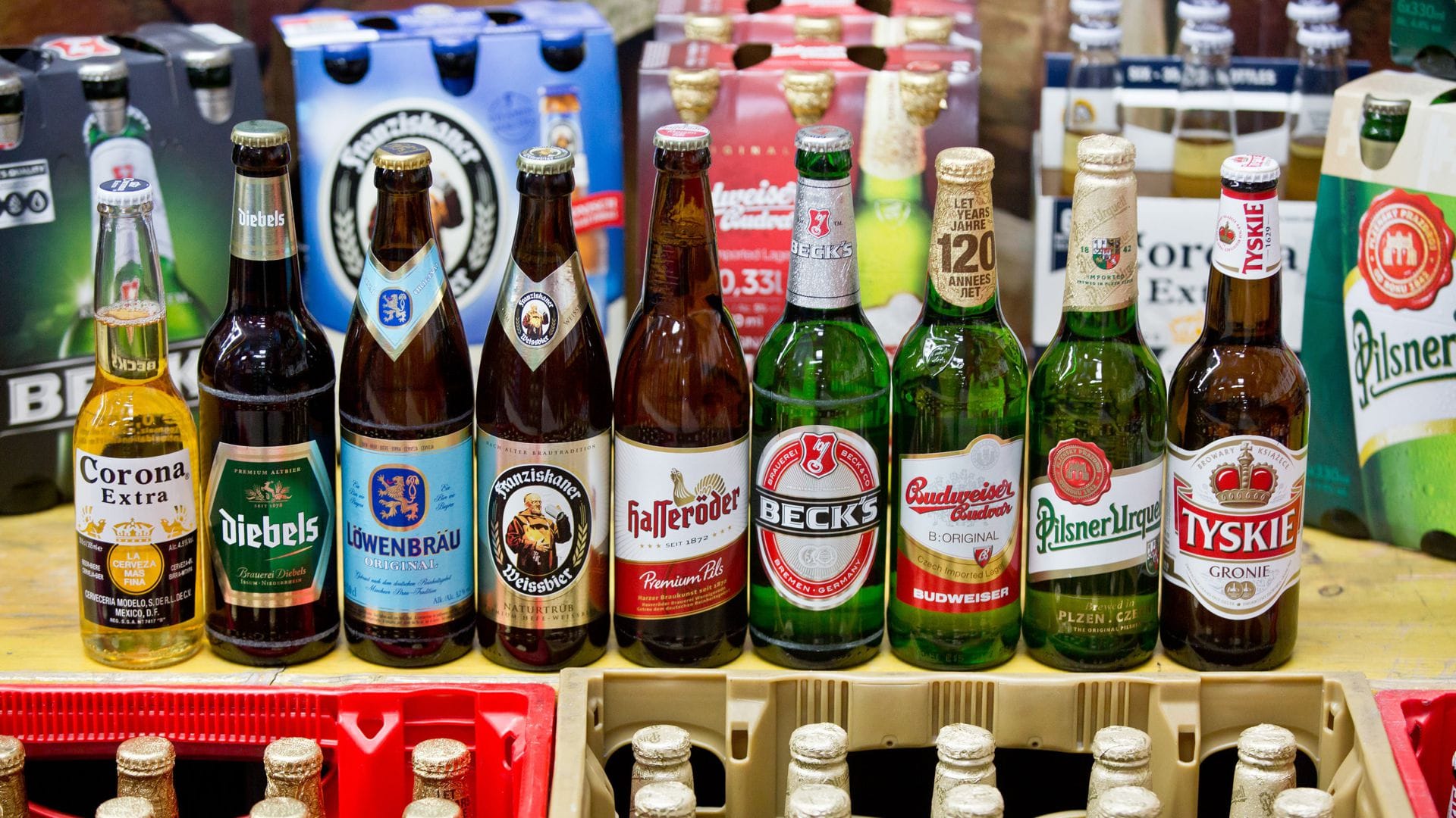 Bierflaschen-Sortiment von InBev.