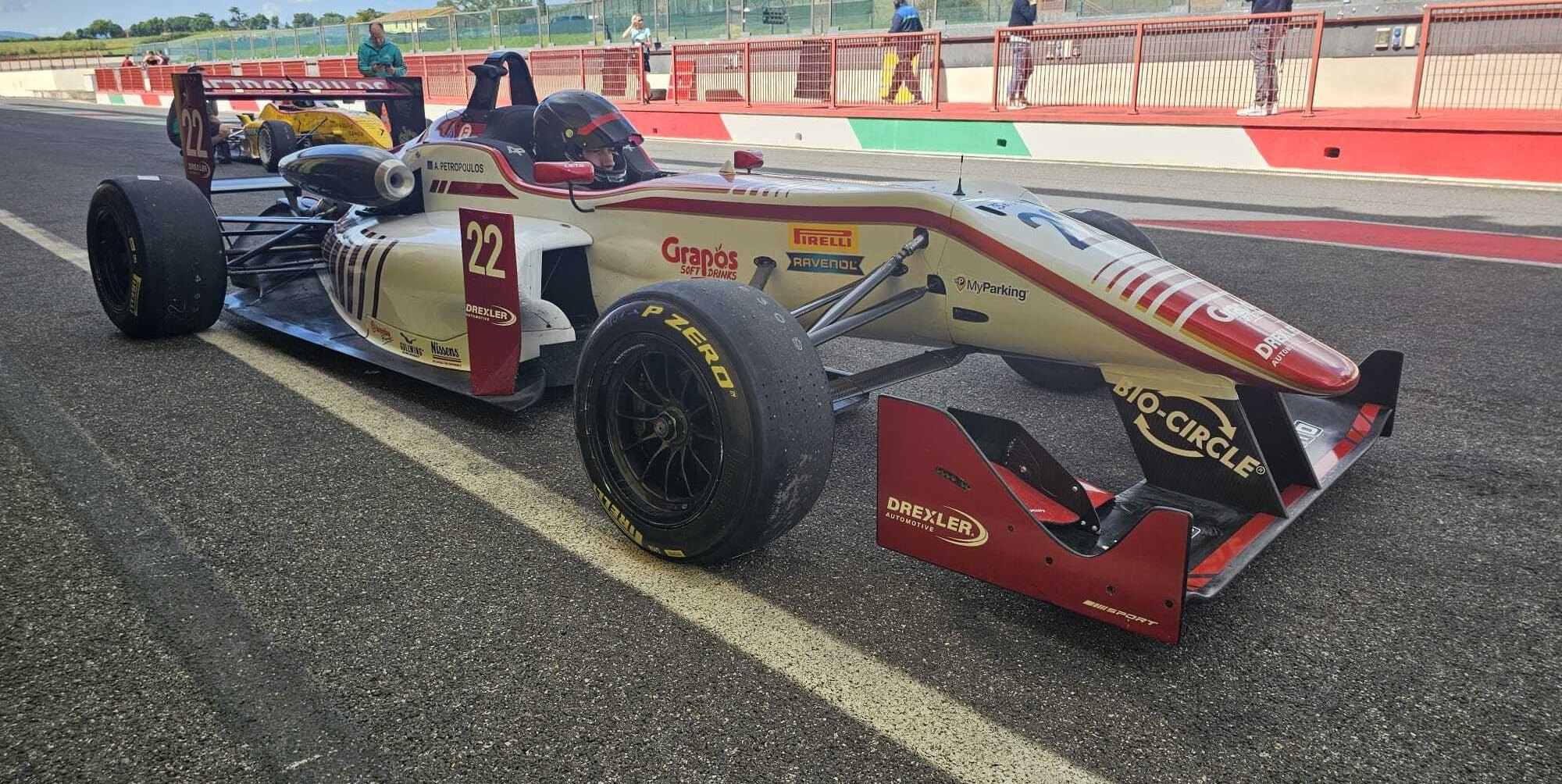 Andre Petropoulos auf der Rennstrecke in Mugello in der Toskana.