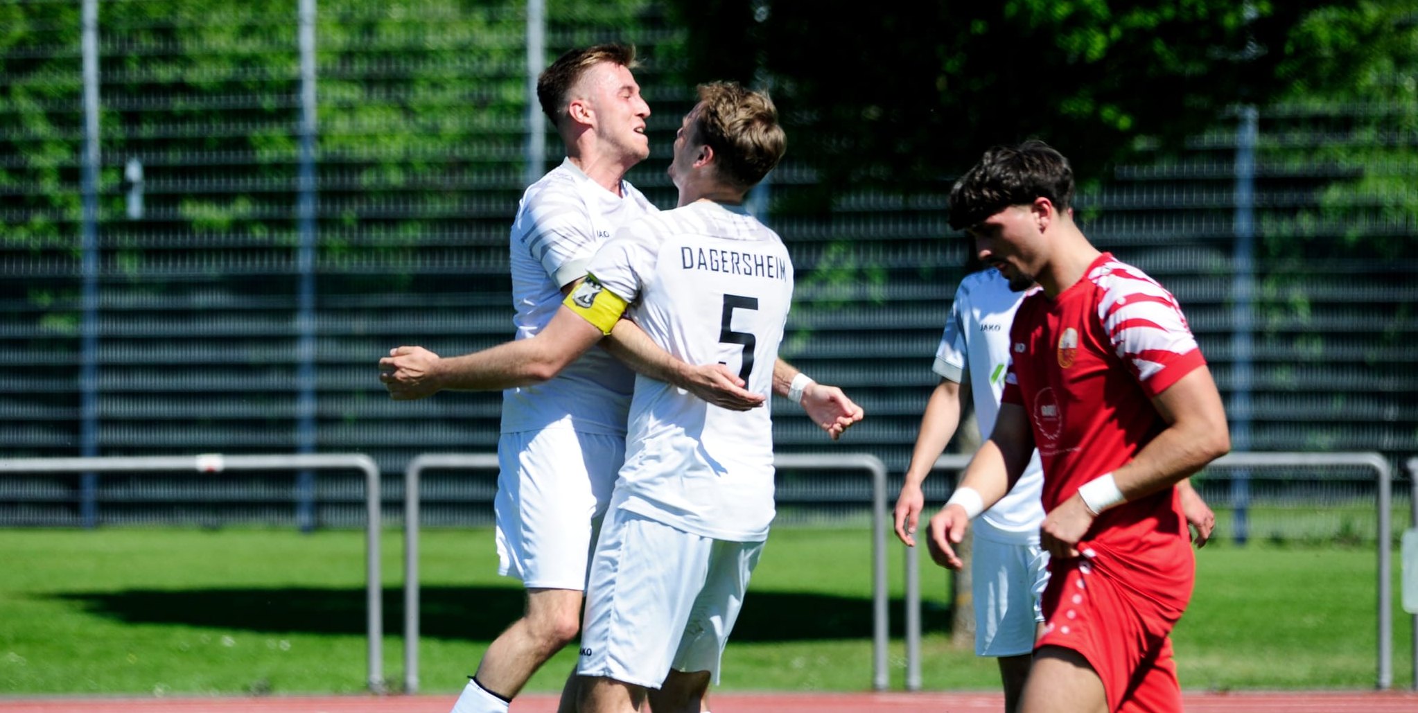 Die Dagersheimer Marco Bernhardt (links) und Yannick Dannecker können am Ende eventuell doch noch den Bezirksliga-Klassenverbleib bejubeln.