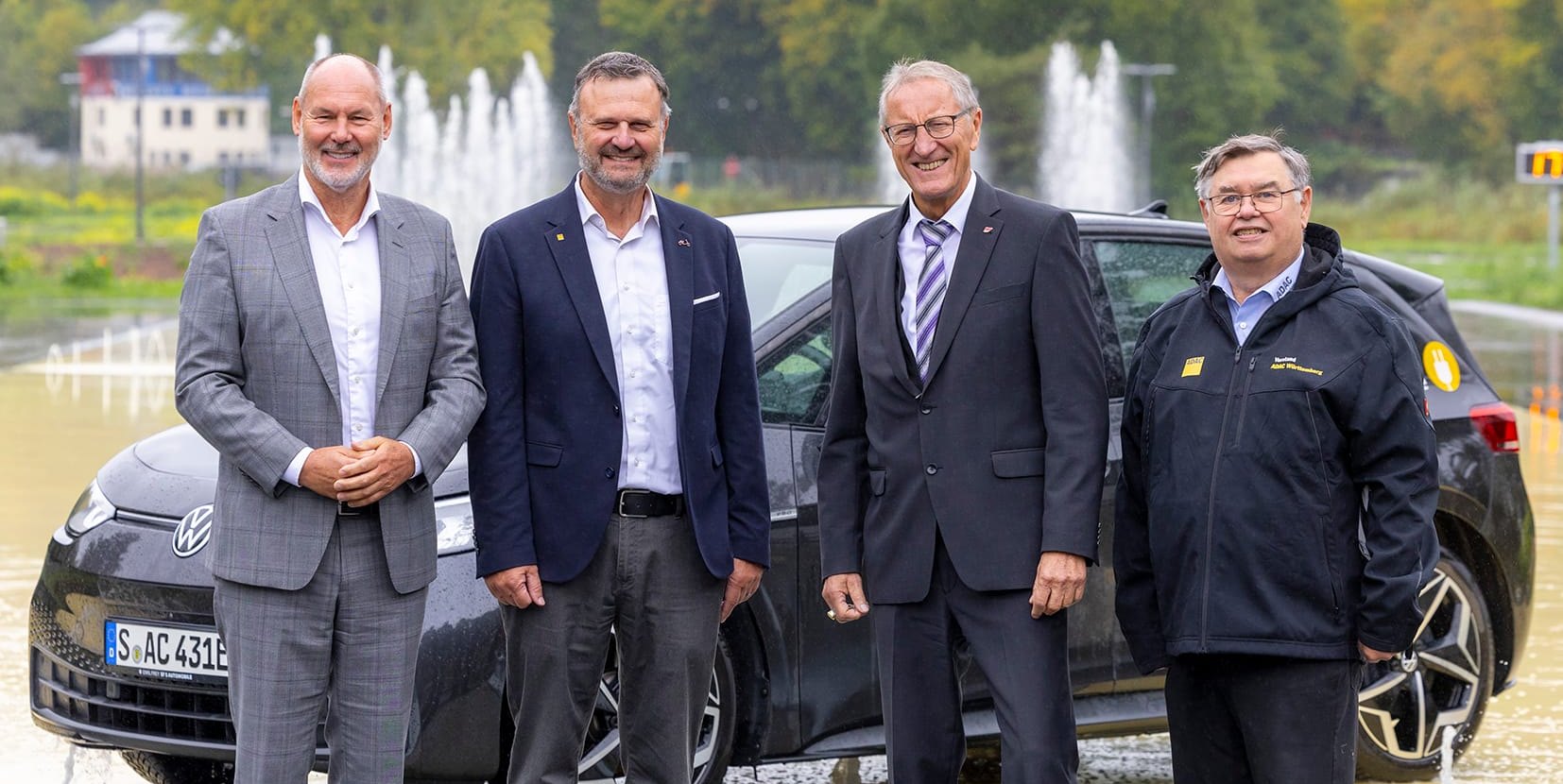 (v. l.) Martin Georg Cohn (OB Leonberg), Michael Saur (ADAC Württemberg), Roland Bernhard (Landrat Böblingen) und Carl-Eugen Metz (ADAC Württemberg).Bild: ADAC
