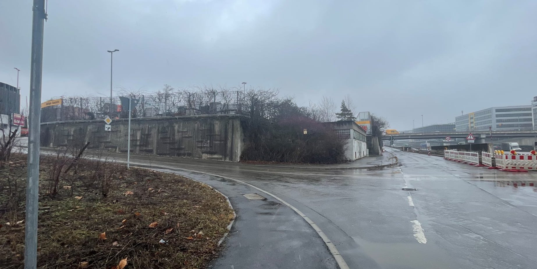 Hier geht‘s dann nur noch nach links. Weiter geradeaus Richtung Waldenbucher Straße ist nicht mehr möglich: Dieser Abschnitt der IBM-Straße wird in beide Richtungen gesperrt.