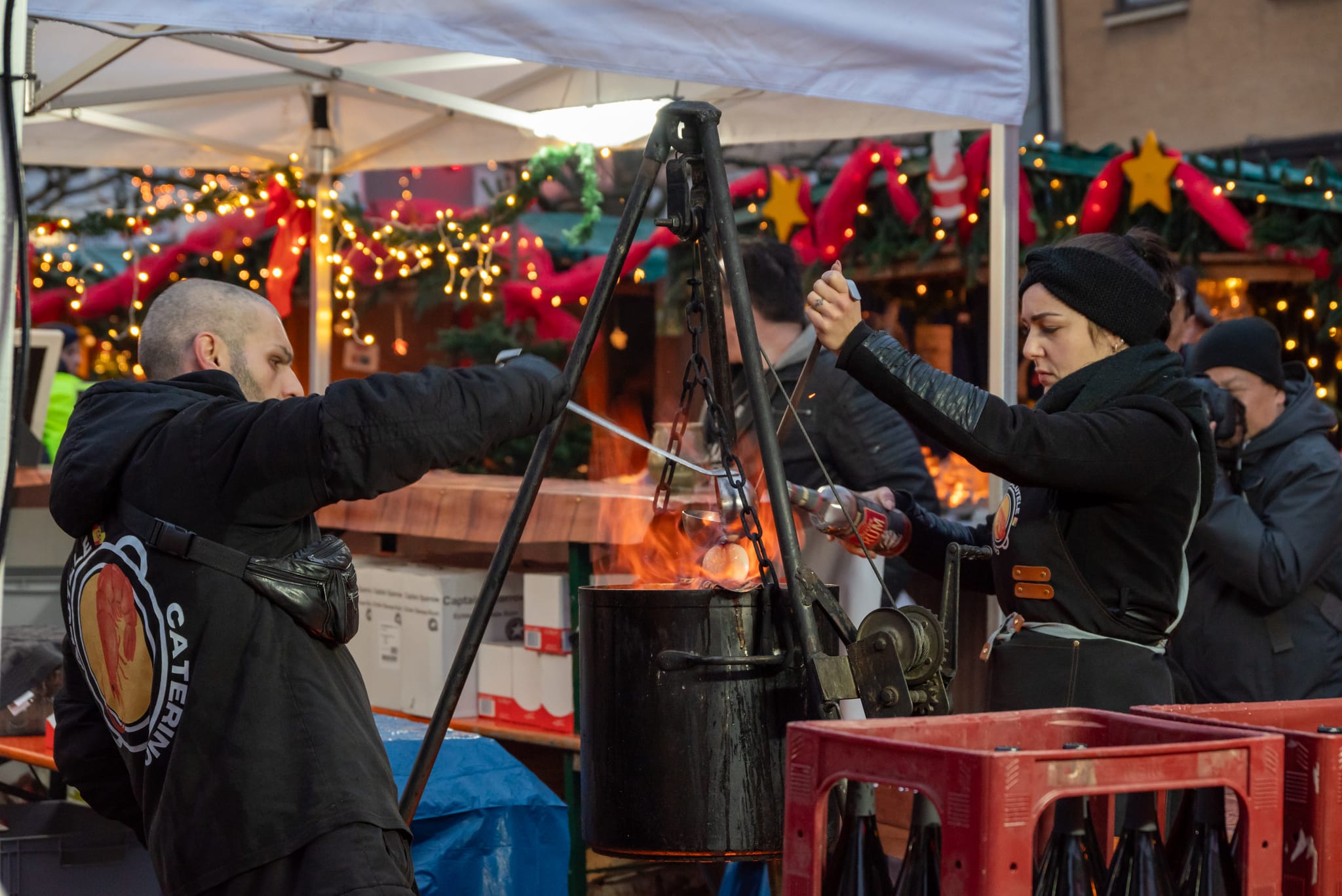 Auf dem Marktplatz bietet der Verein Internationales Straßenfest Sindelfingen (ISF) Feuerzangenbowle an.