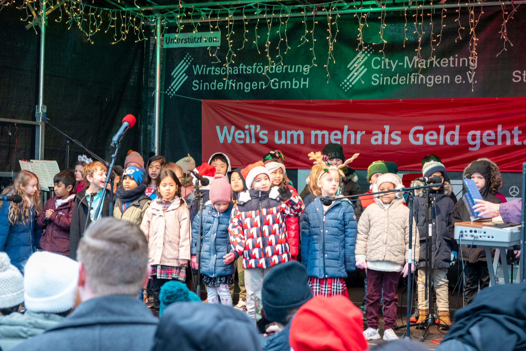 Die Schüler der Internationalen Schule Stuttgart, Campus Sindelfingen sorgen mit für weihnachtliche Stimmung.