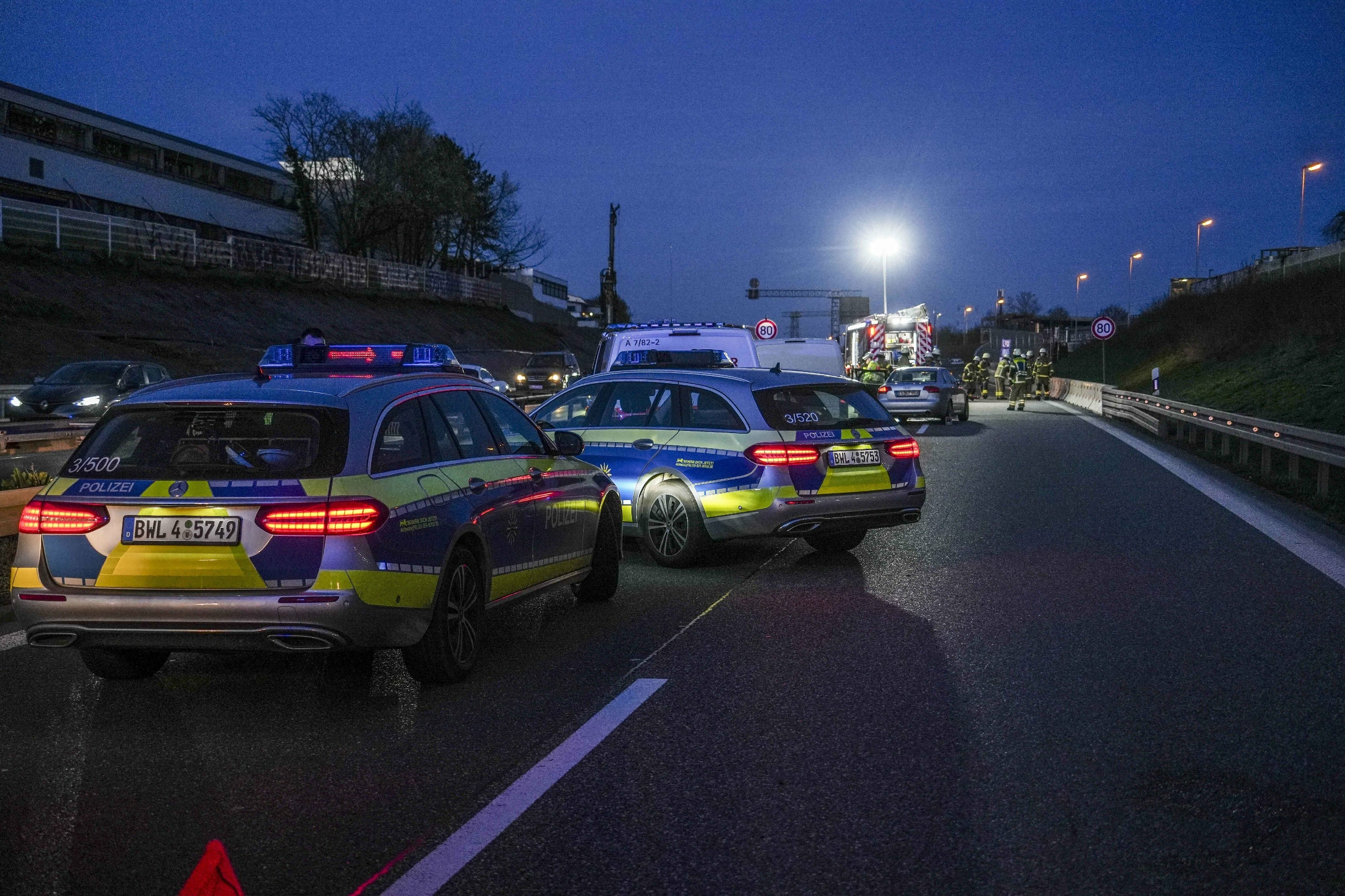Die Polizei sperrte nach dem Unfall die Autobahn.