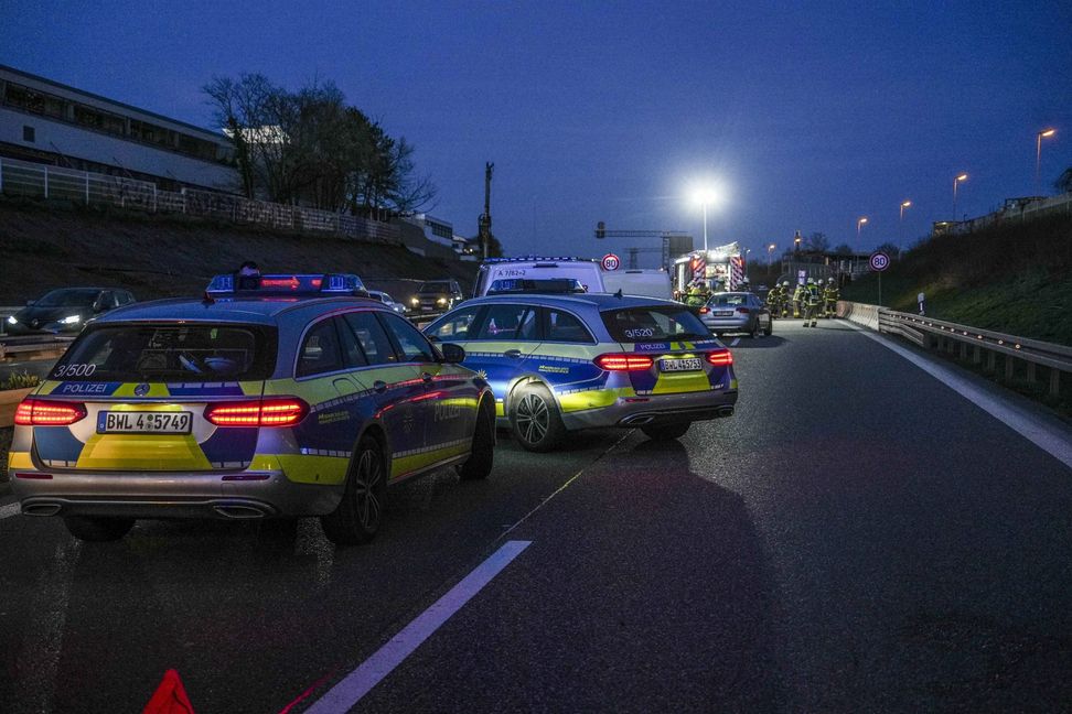 Die Polizei sperrte nach dem Unfall die Autobahn.