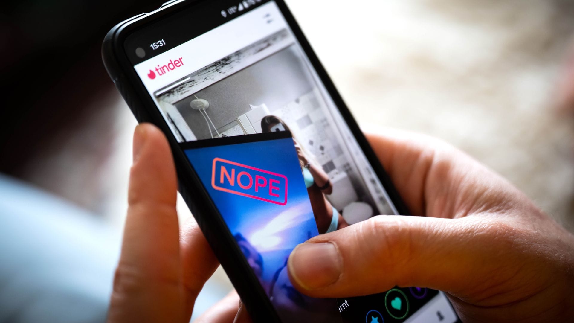 Das berühmte Swipen: die Dating-App Tinder auf einem Smartphone. (Archivbild)