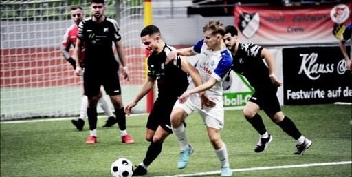 Der Böblinger Marvin Pietruschka versucht den Dagersheimer Frieder Rudolph vom Ball zu trennen. Die  SVB verliert gegen den TSV mit 0:1. Für Böblingen ist die Hallen-Gala schon wieder zu Ende.