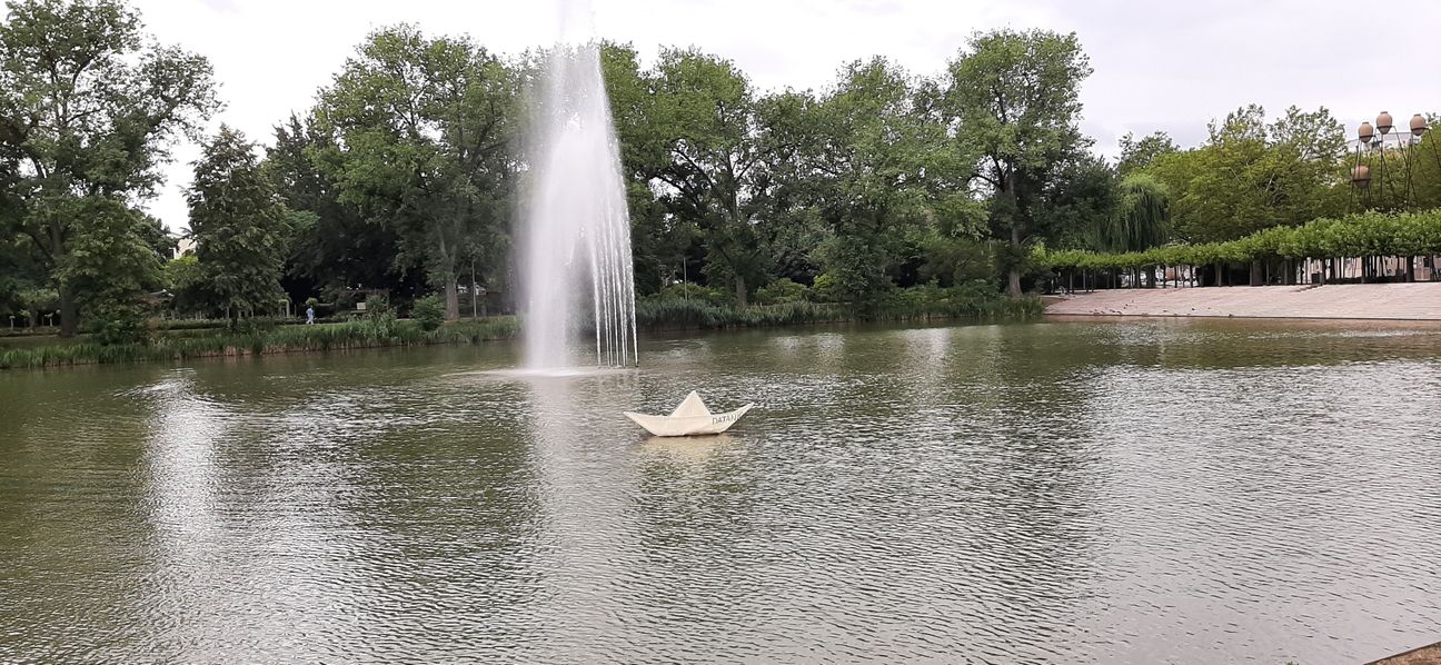 Das kleine Boot auf dem Unteren See in Böblingen ist Teil des DAT-Kunstprojekts. Bild: Elbers