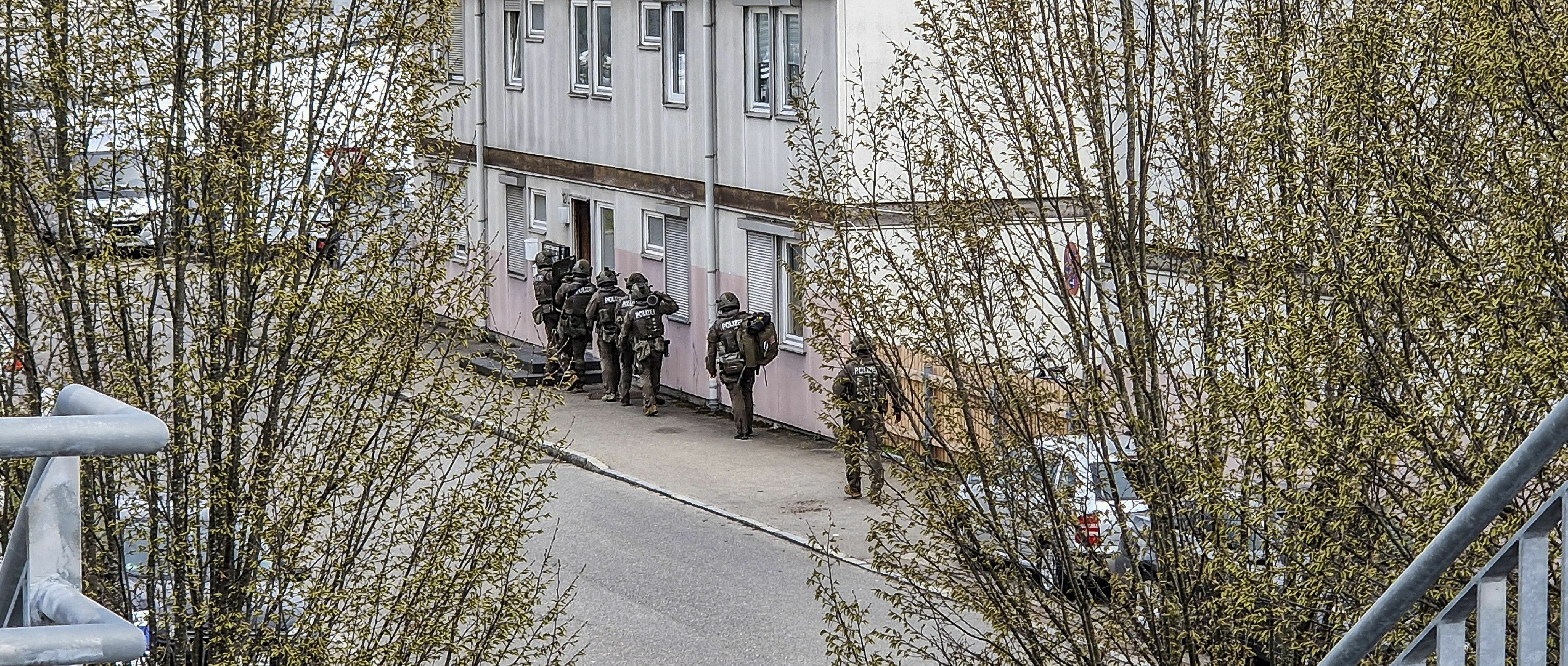 SEK-Einsatzkräfte betreten die Unterkunft in der Sindelfinger Weiherstraße. Dort nehmen sie die Tatverdächtige fest. Bild: Dettenmeyer