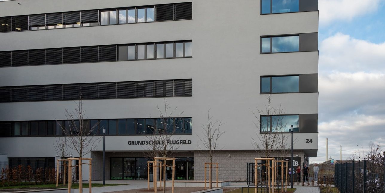 Auf zwei Etagen werden die Grundschüler unterrichtet. Die restlichen Stockwerke sind durch eine Berufsschule und ein Berufskolleg belegt.