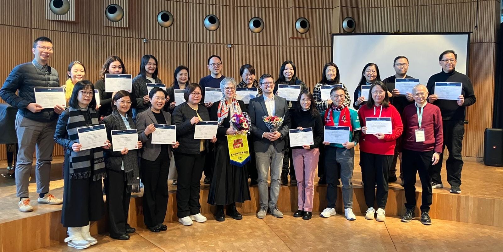 Gruppenbild in der SMTT mit Sarah Kupke, (Fünfte von links) und den Schulleitern aus Hongkong.