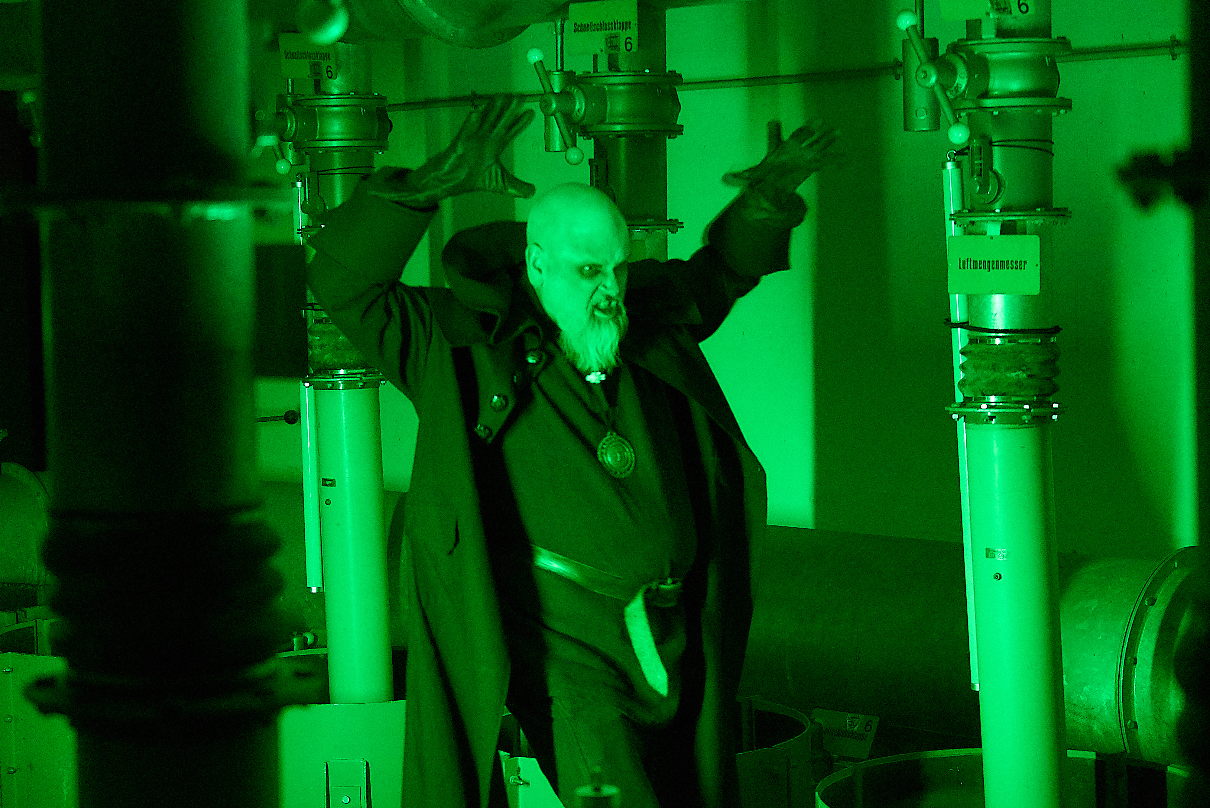 Ganz schön gruselig. Ingo Sika beim Videodreh für die Biennale-Rock-Oper im Technikraum des alten Atombunkers unter dem Sindelfinger Marktplatz.             Bild: Heiden