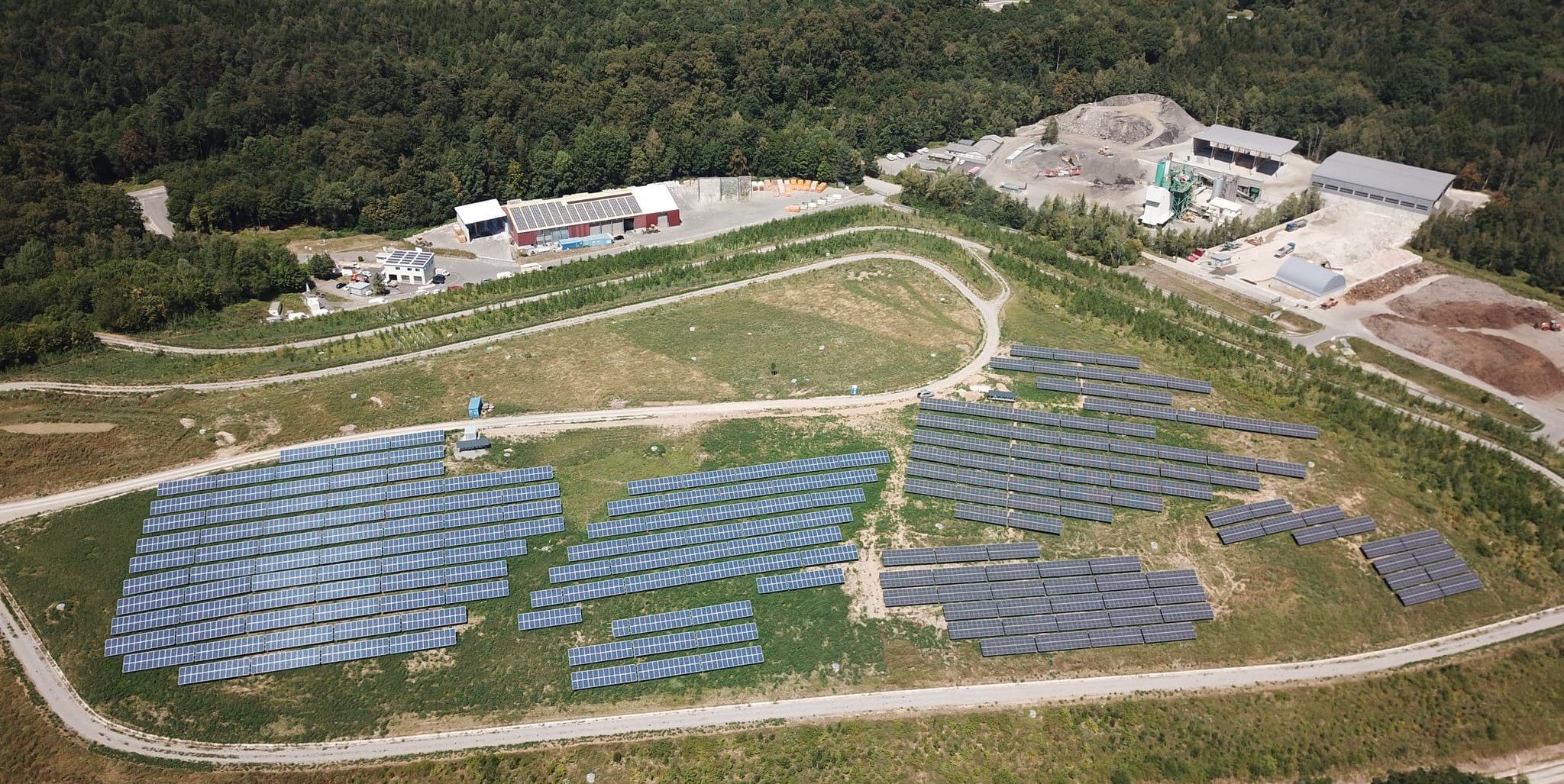 Das Luftbild zeigt, wie die Dachsklinge für Photovoltaik genutzt wird.