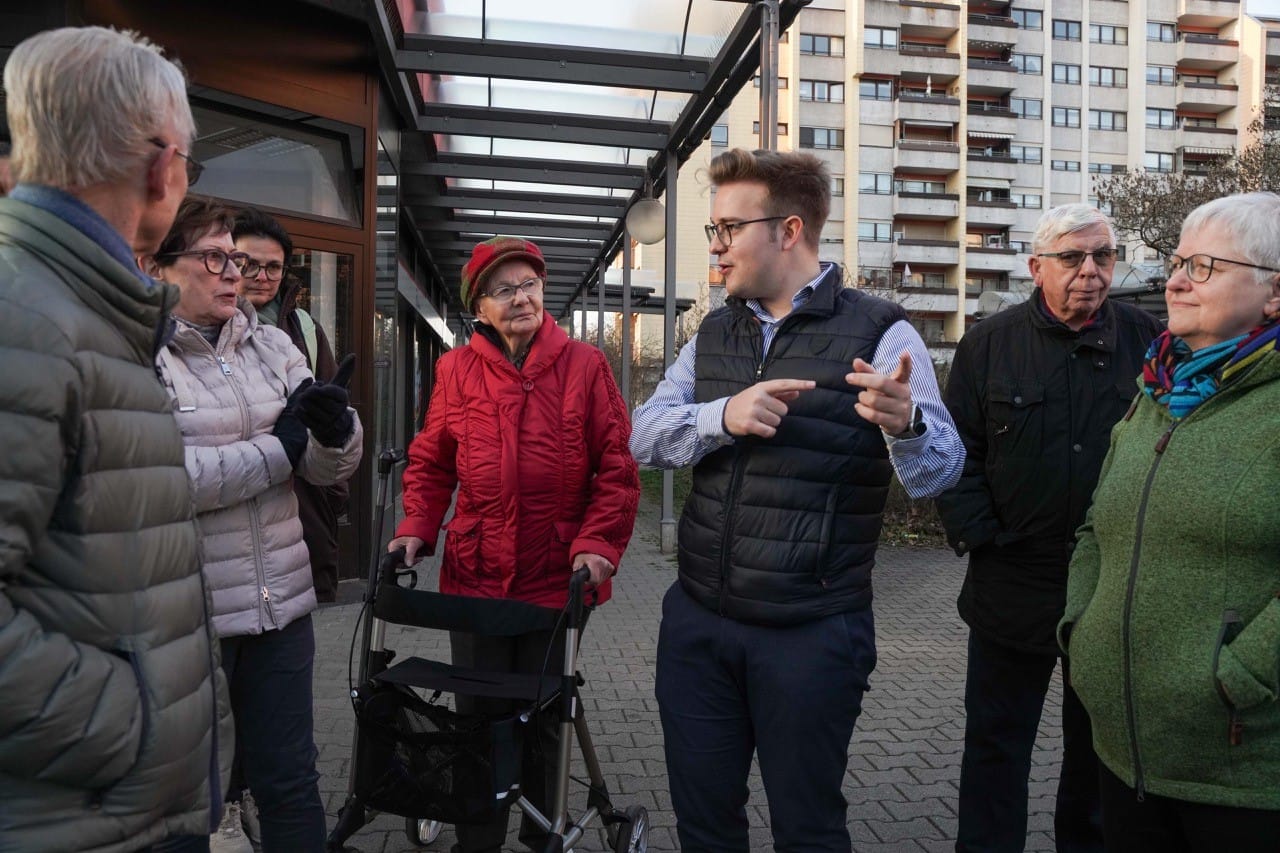 Max Reinhardt im Gespräch mit Bürgern im Sindelfinger Stadtteil Hinterweil.