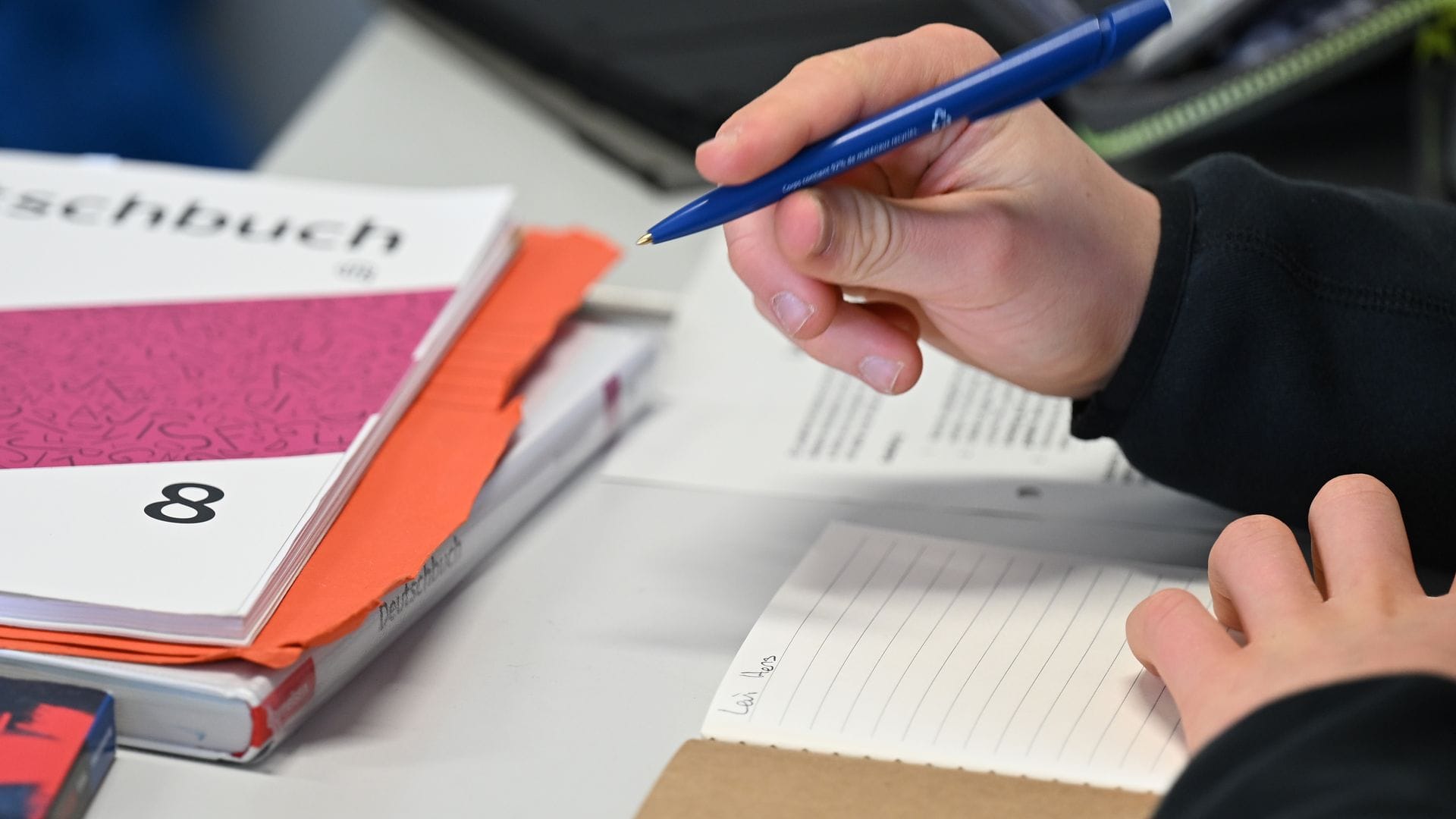 Man müsse bei Hausaufgaben und in Prüfungen in unteren Klassen die Handschrift fordern, um Täuschung zu verhindern, sagt der DL-Präsident. (Symbolbild)