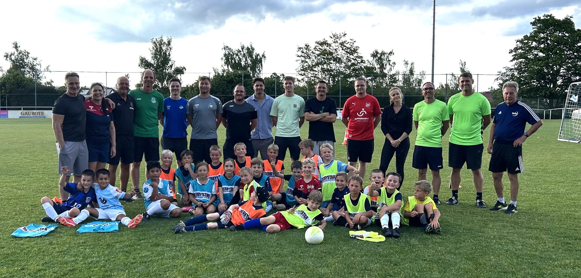 Der Maichinger Walter Rinderknecht (rechts) mit den anderen Jugendtrainern und den Kindern beim Demotraining in Rohrau. Bild: z